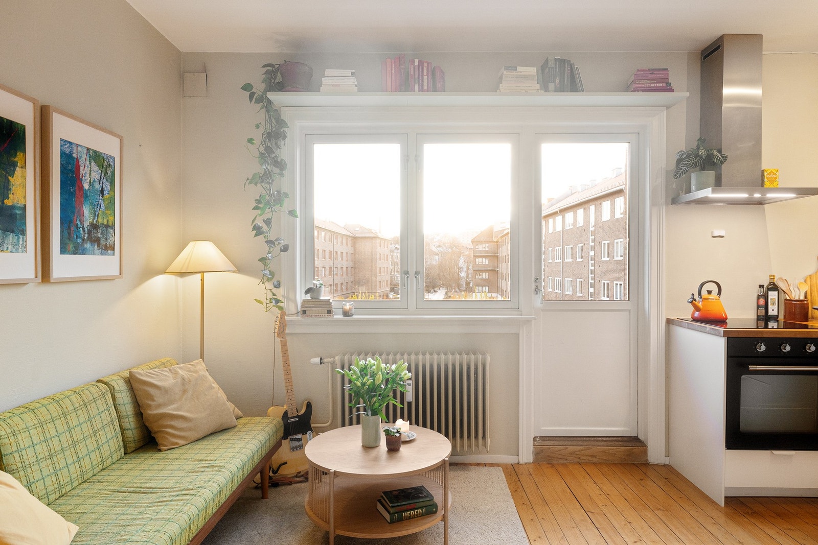 Direkte utgang til balkong forsterker romfølelsen og gir en naturlig forlengelse av oppholdsarealet Galleribilde