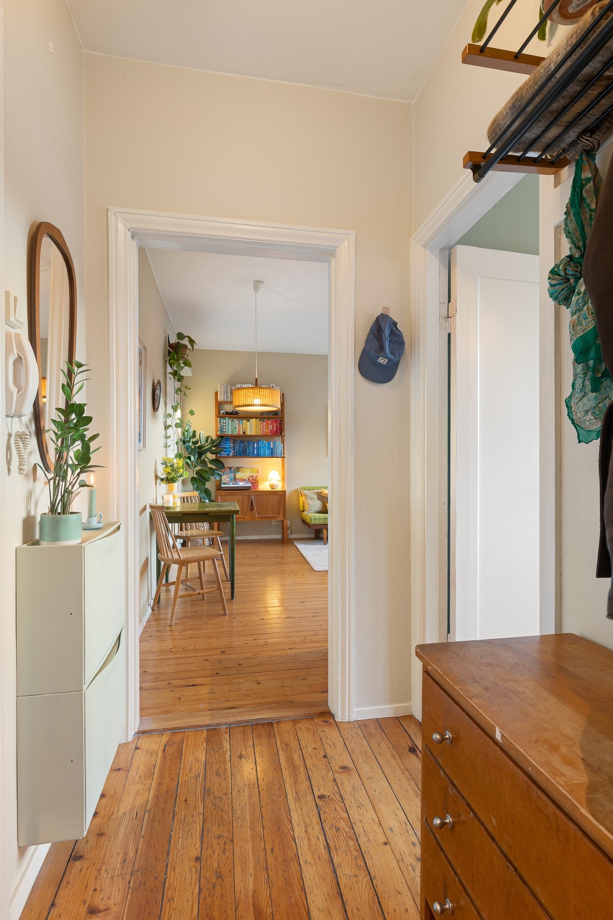 Slipte, originale tregulv i alle rom gir boligen et tidløst og sjarmerende uttrykk, og bidrar til en varm og innbydende atmosfære. Galleribilde