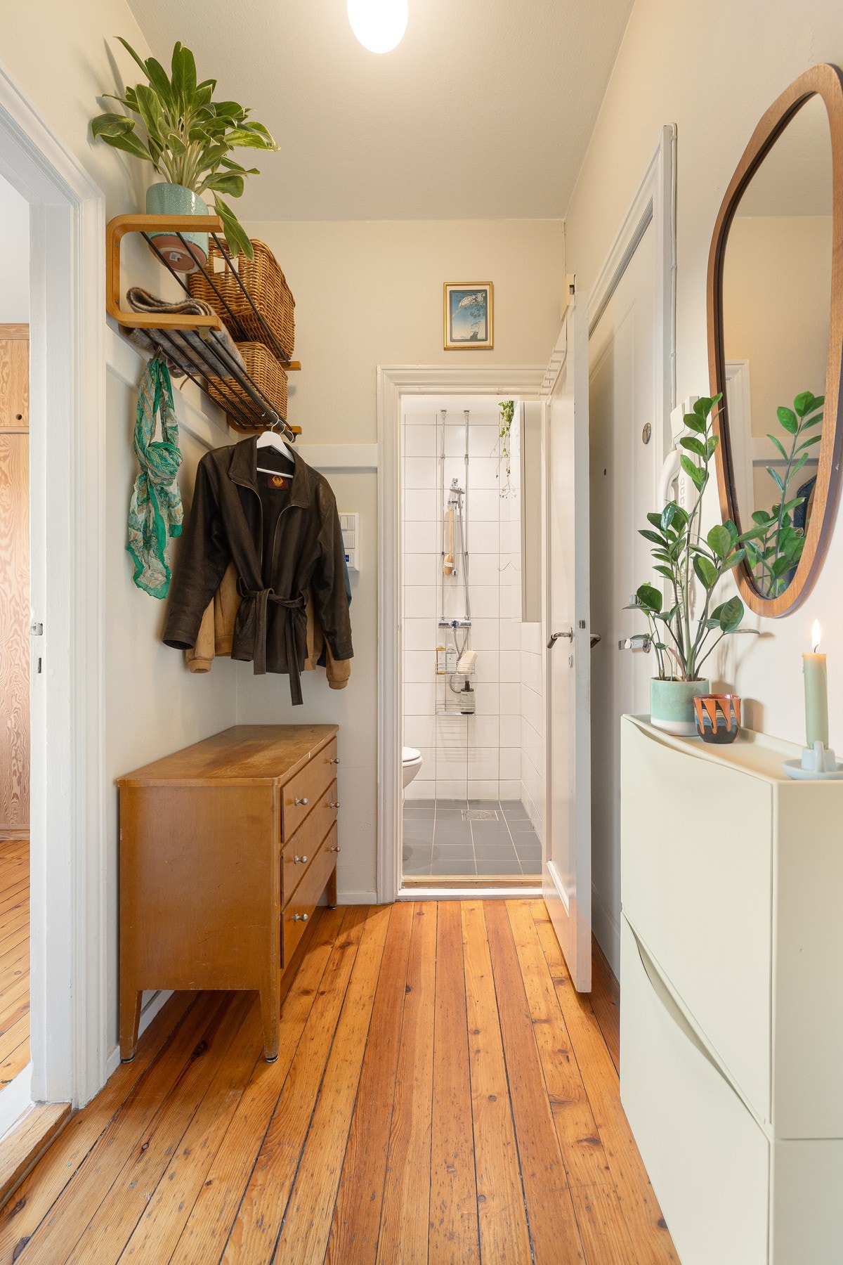 Entréen byr på gode oppbevaringsmuligheter med plass til å henge fra seg yttertøy samt oppstilling av sko. Galleribilde