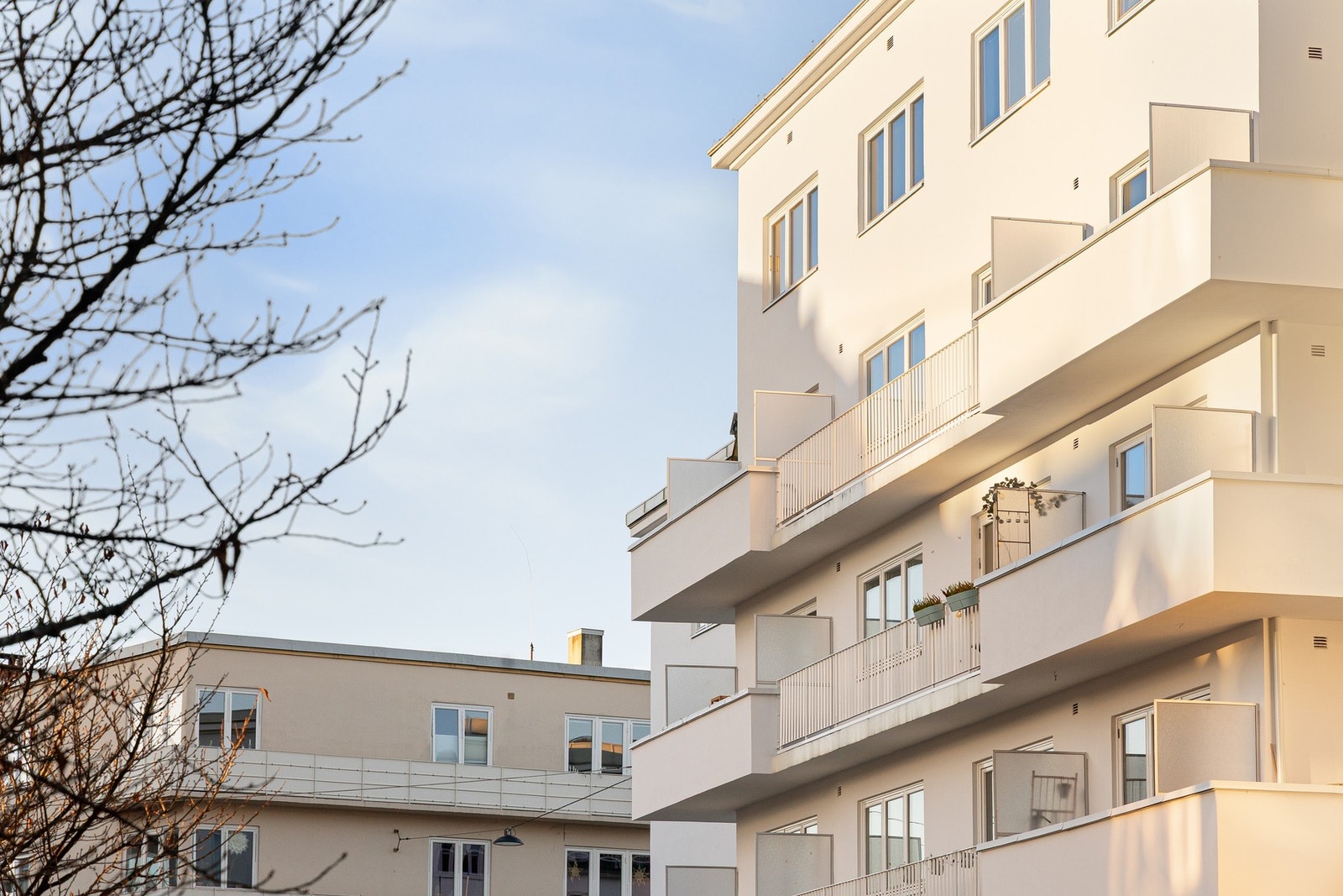 Boligen er attraktivt beliggende i byggets fjerde etasje med adkomst via felles trappeoppgang. Galleribilde