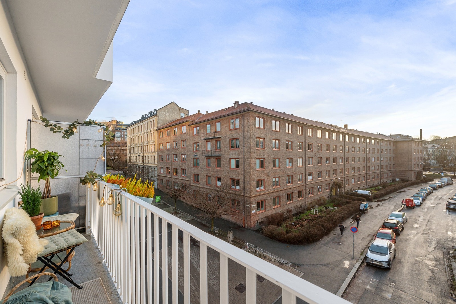 Balkongen på 6m² blir en naturlig forlengelse av stuen på solrike dager. Galleribilde