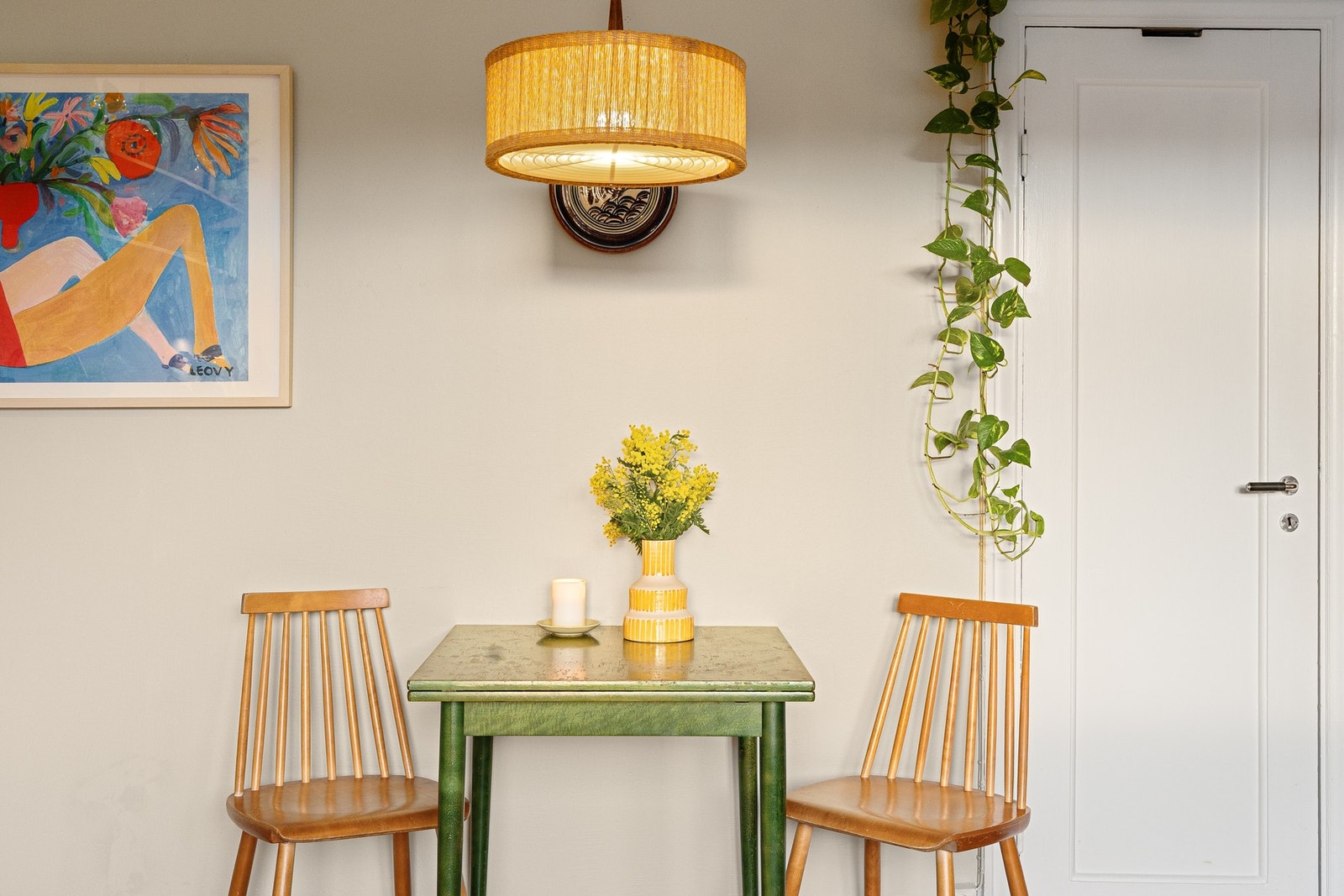 Stuen har god plass til sofagruppe med tilhørende stuebord og TV-benk, samt spisebord. Galleribilde