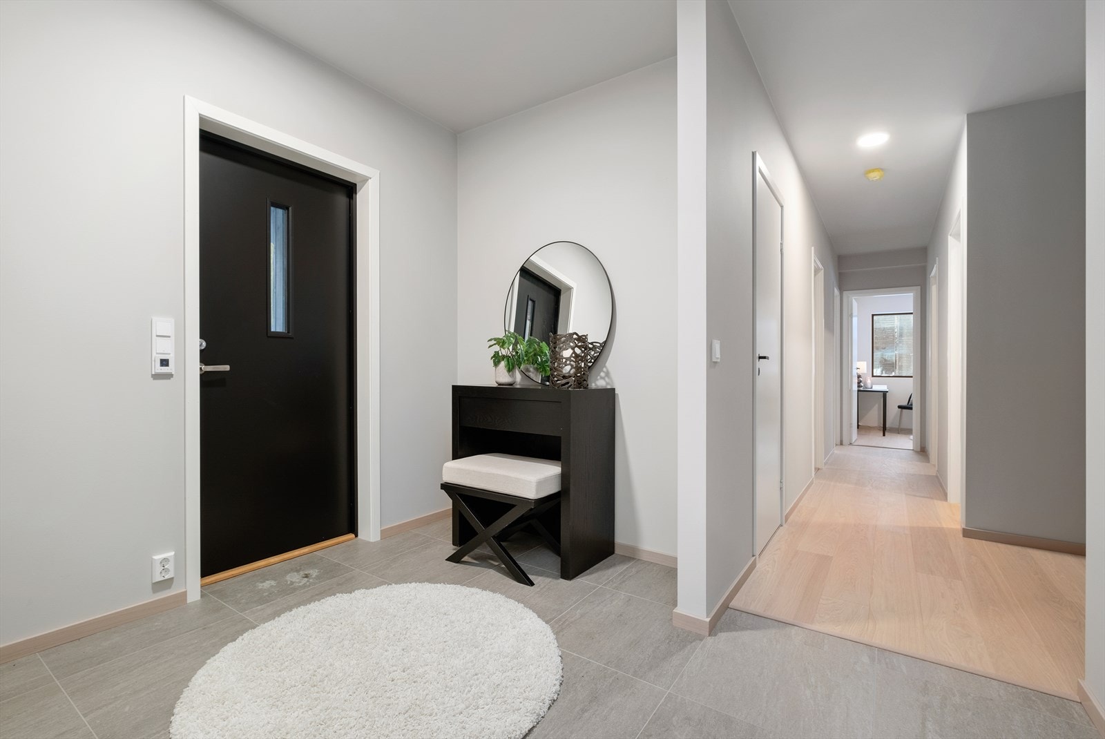 Entreen er på 9m² i tillegg til en gang på 7m². Det gir gode oppbevaringsmuligheter. Galleribilde