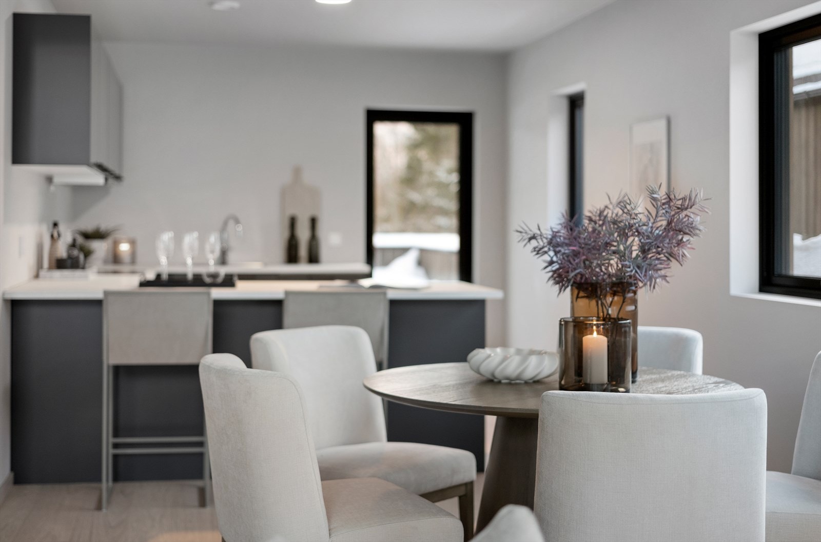 Boligen byr på egen carport ved inngangspartiet. Galleribilde