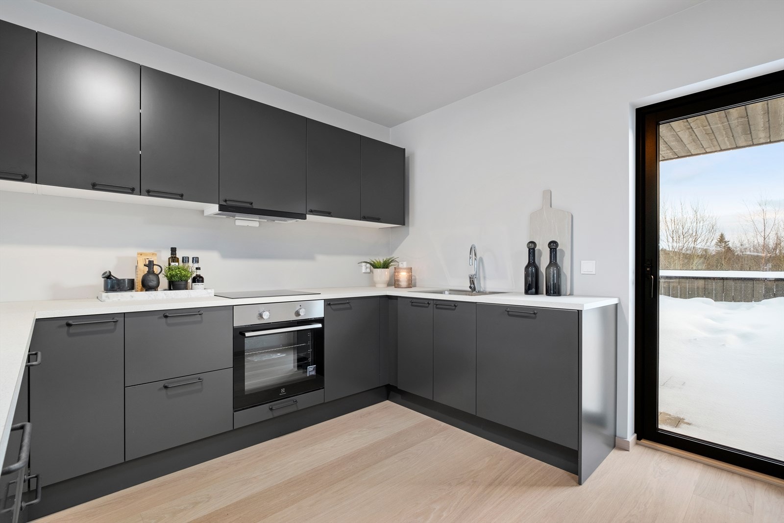 Her får du et kjøkken fra Sigdal i "Uno Palett" med integrerte hvitevarer som platetopp, stekeovn, ventilator og oppvaskmaskin fra Electrolux. Galleribilde