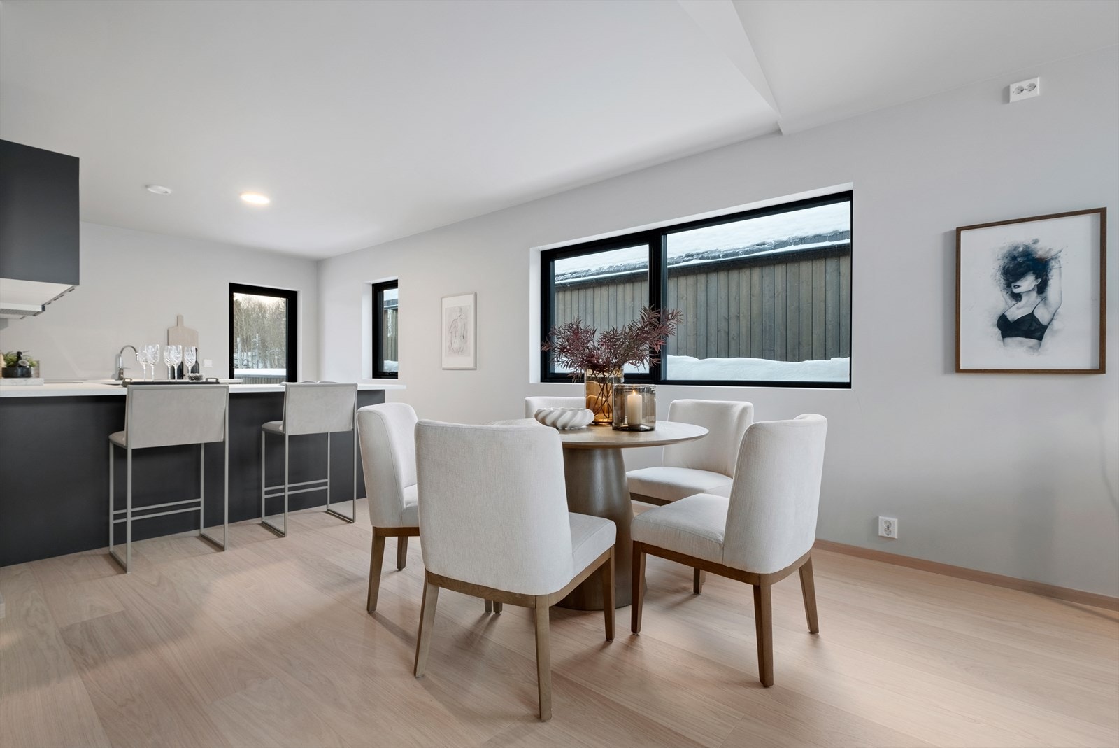 Kjøkkenområdet byr på muligheter for etablering av seksjon er for spisebord. Galleribilde