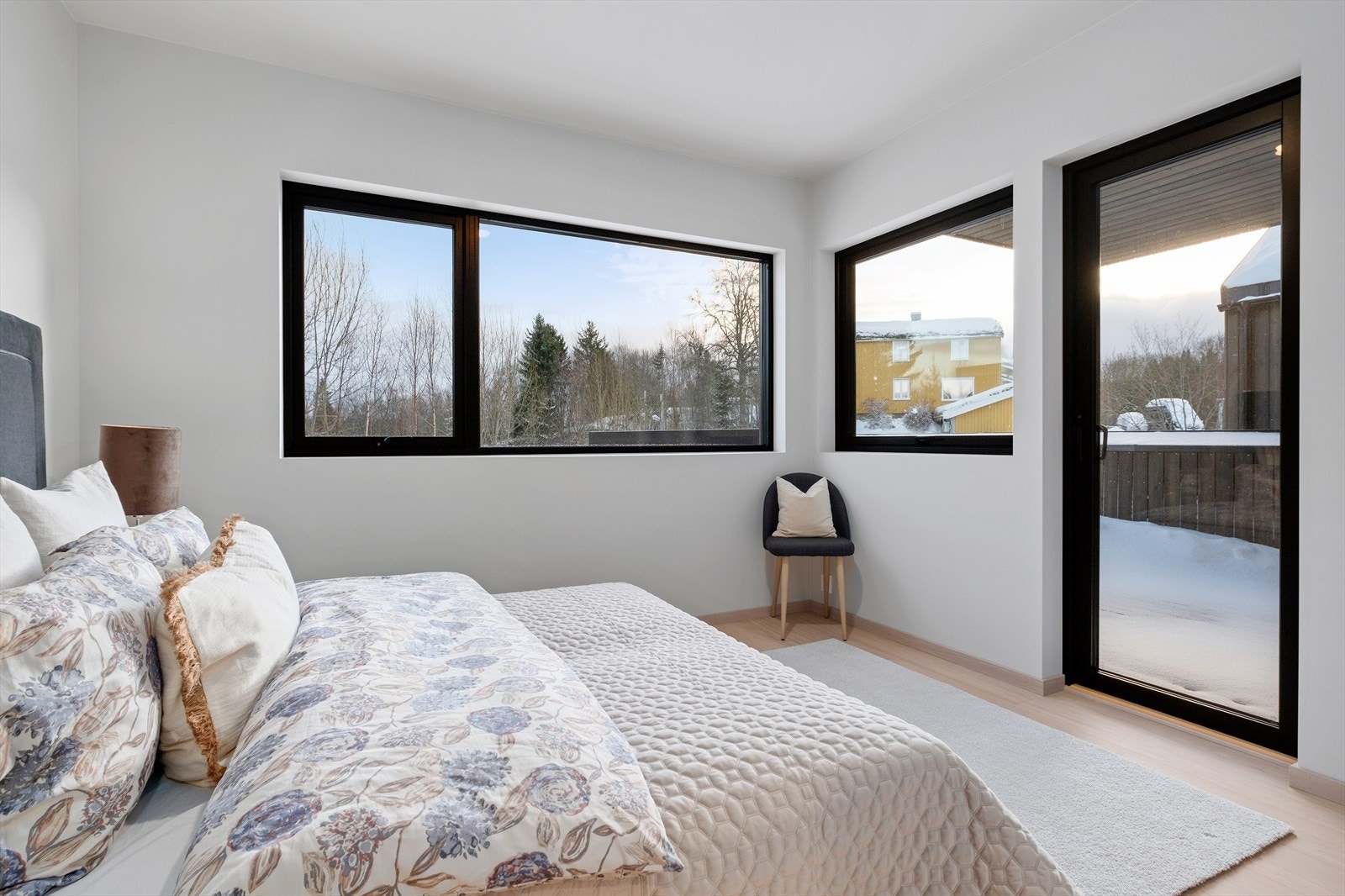 Boligen har et flott master soverom på 12m² med et eget walk-in closet og bad. Galleribilde