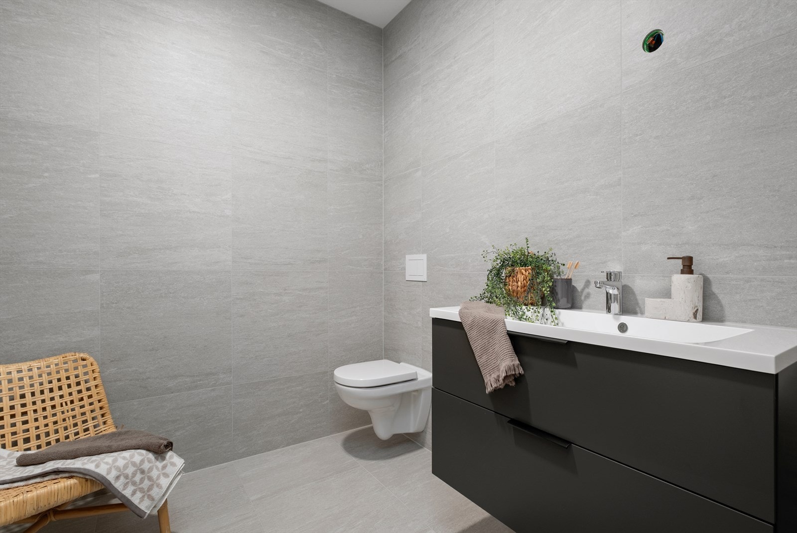 Det er innredet med servant med skap, veggmontert toalett, mulighet for etablering av badekar og praktiske innfellbare dusjdører. Galleribilde