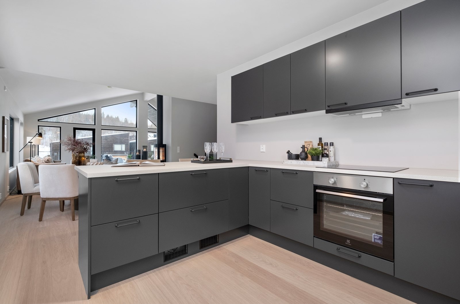 Kjøkkenet er av god størrelse med rikelig plass for oppbevaring i både over- og underskap. Galleribilde