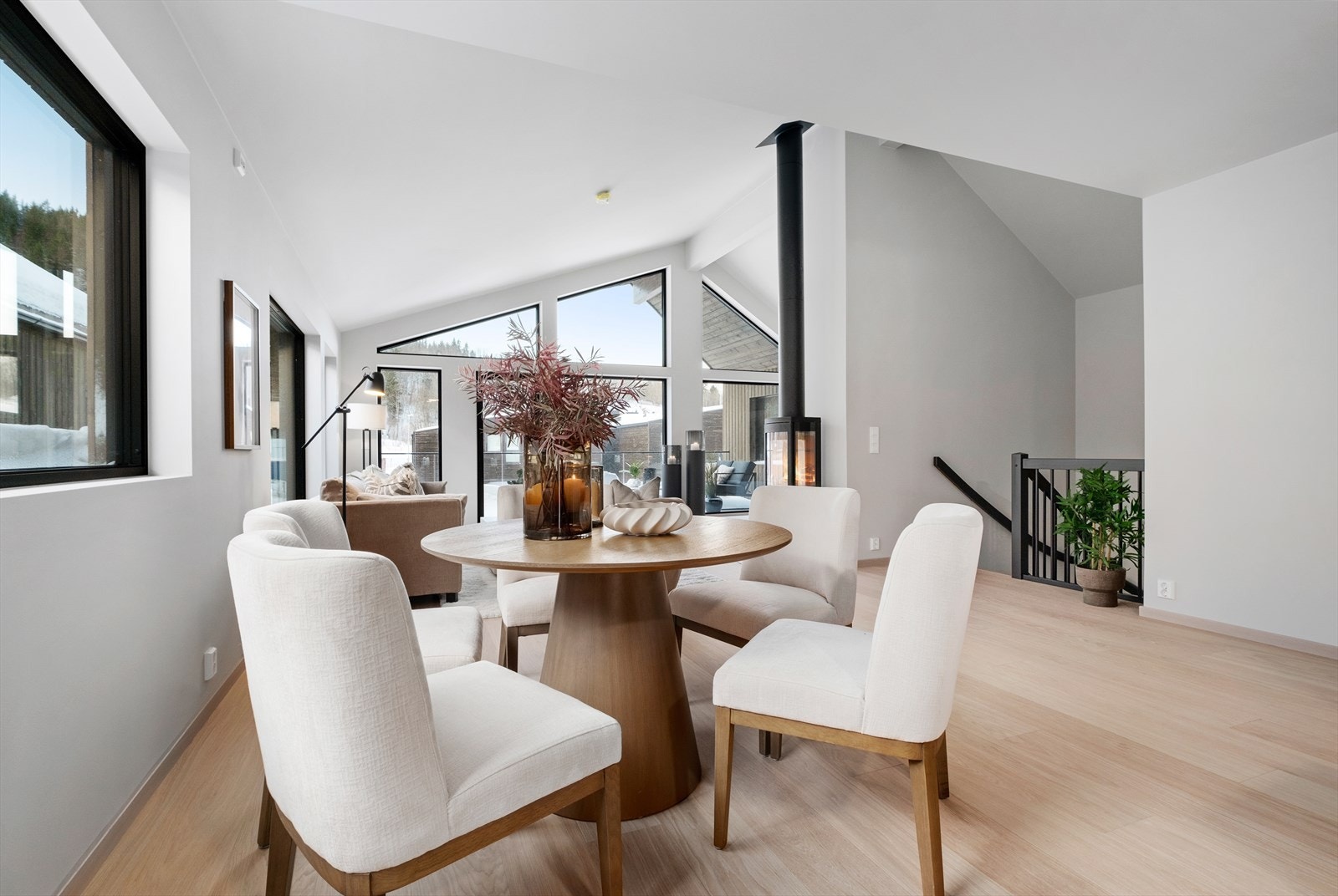 Her får du en god takhøyde som bidrar til en luftigere atmosfære. Åpen trapp med hvitlaserte eiketrinn, sorte spiler og sortmalte vanger Galleribilde