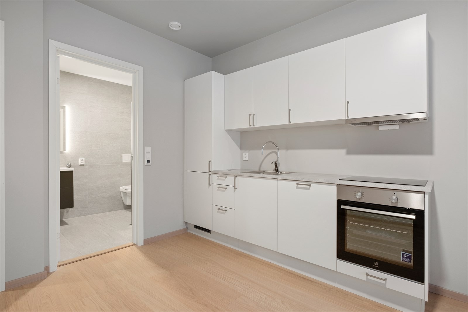 Kjøkkenet byr på integrerte hvitevarer som kombiskap, platetopp, stekeovn, oppvaskmaskin og ventilator. Galleribilde