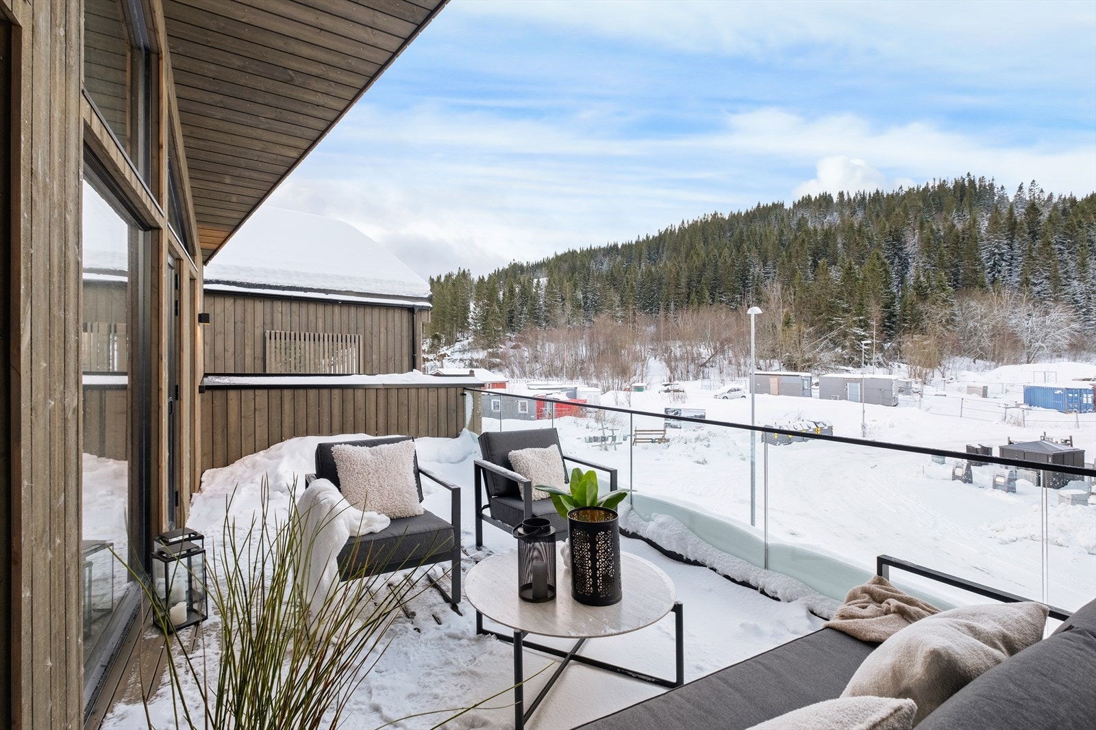 I 2. etasje får du 2 flotte balkonger på hver sin side av huset. Galleribilde