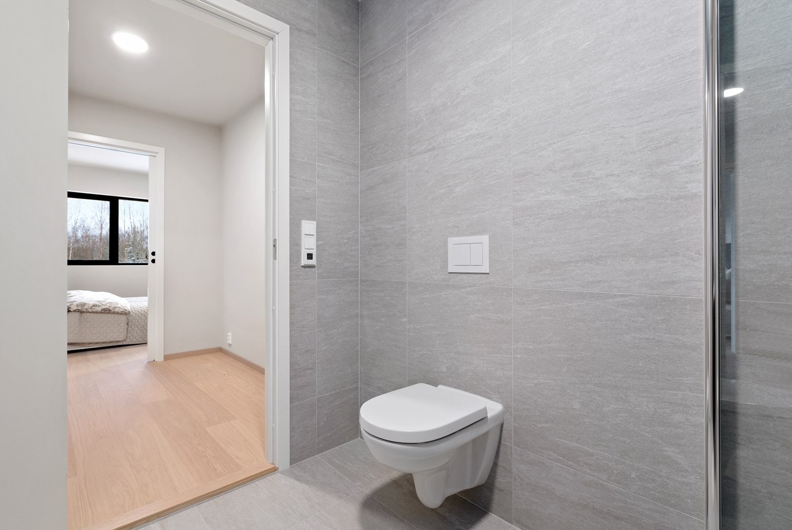 Det er innredet med servant med skap, veggmontert toalett og innfellbare dusjdører. Varmekabler i alle rom med flislagt gulv. Galleribilde