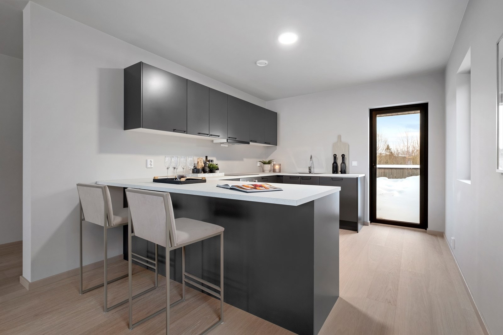 Her får du i tillegg mulighet for sitteplasser ved kjøkkenbenken. Galleribilde