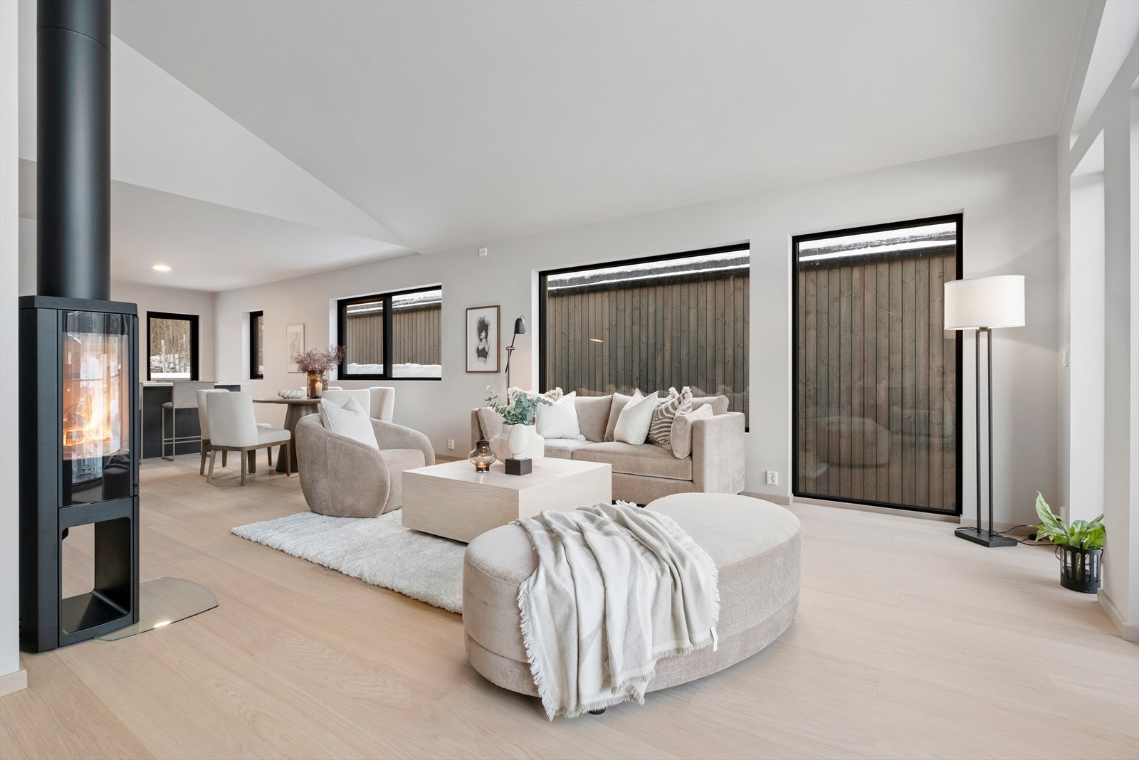 Det er innredet med en lekker peisovn i stuen i typen Sirius 3 fra Schiedel. Det leveres 1-stavs Bjelin Bosarp gulv på alle tørre rom, ink WC i 1 etg. Galleribilde