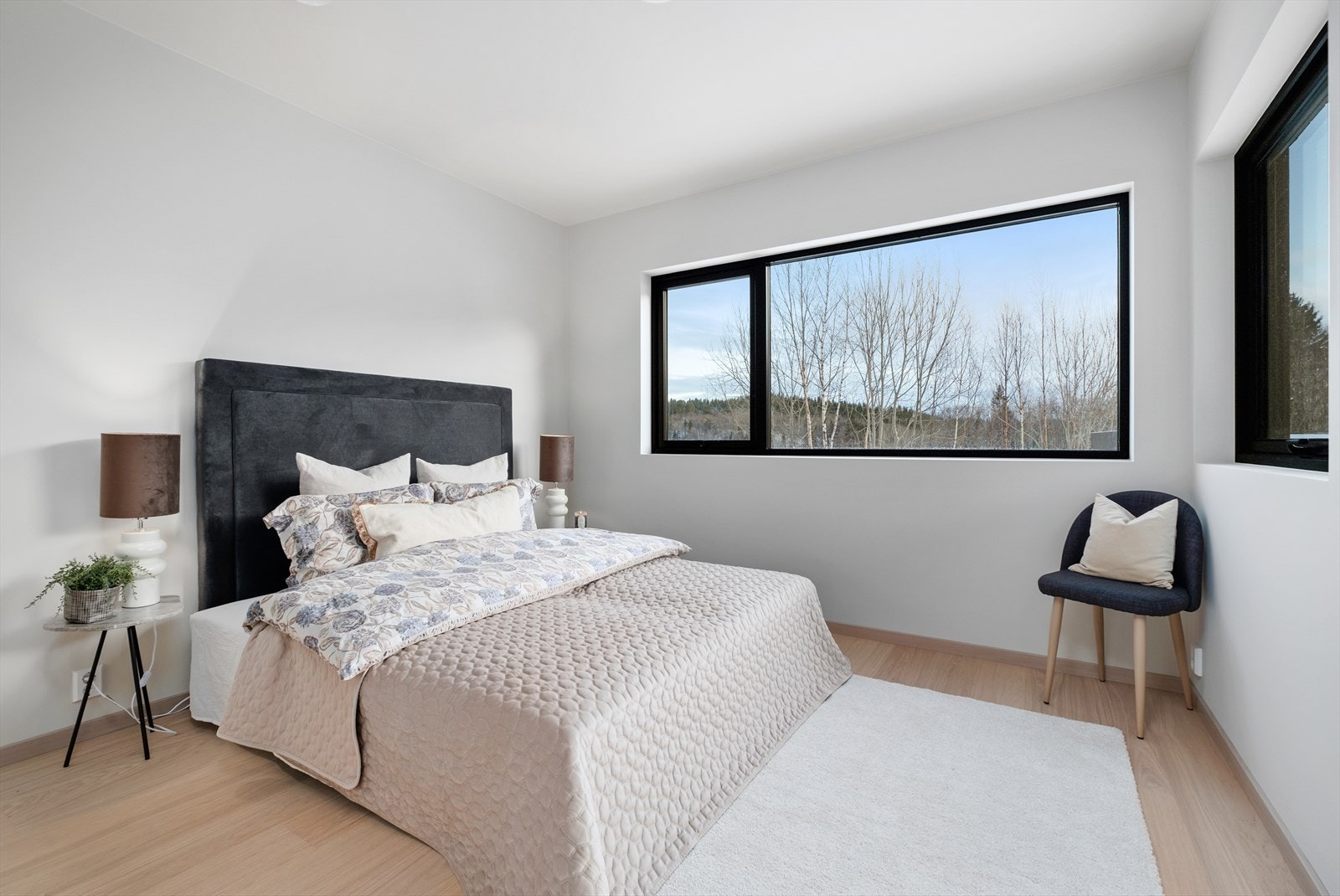 Rommets romslige størrelse gir gode møbleringsmuligheter. Galleribilde