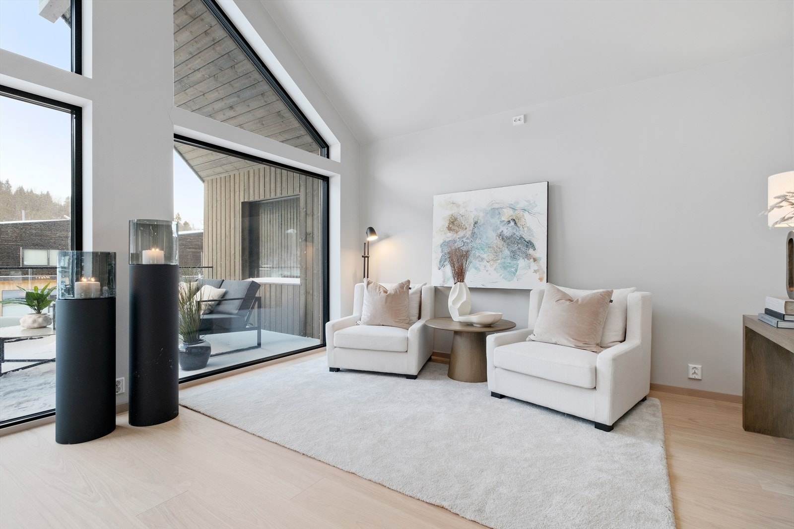 Boligen har generøse vindusflater som bidrar til rikelig med naturlig lysinnslipp. Galleribilde