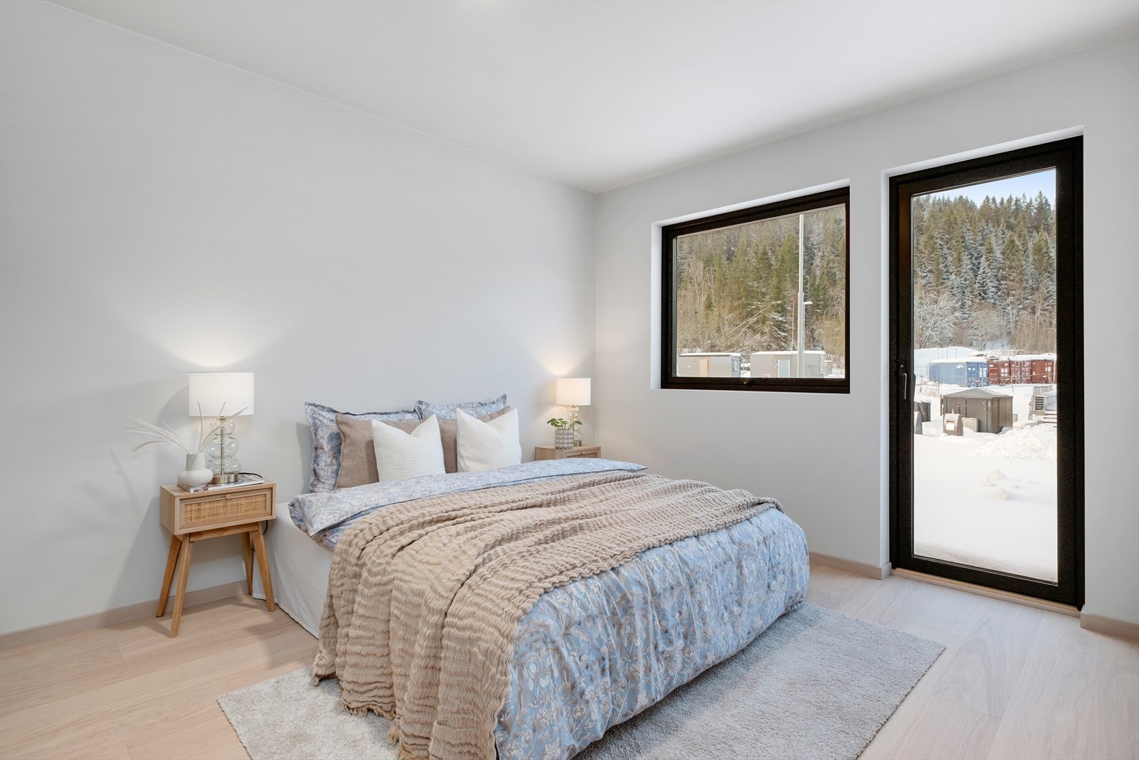 1. etasje byr på 3 soverom av god størrelse, et bad, romslig entre, bod, vaskerom og et toalett. I tillegg til en 1-roms praktikantdel. Galleribilde