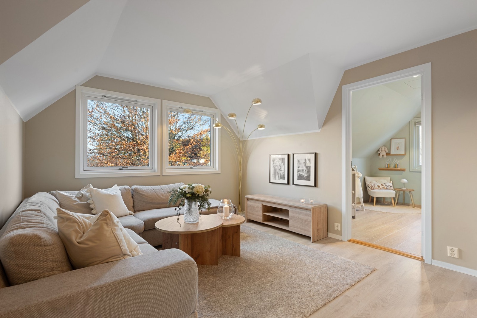 Rommet har en lun karakter med skråtak som gir en tydelig romfølelse og et mer intimt uttrykk enn i boligens hovedstue. Galleribilde