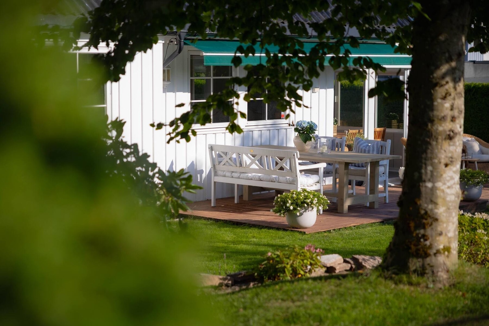 En hyggelig uteplass som inviterer til bruk gjennom hele sommersesongen. Galleribilde