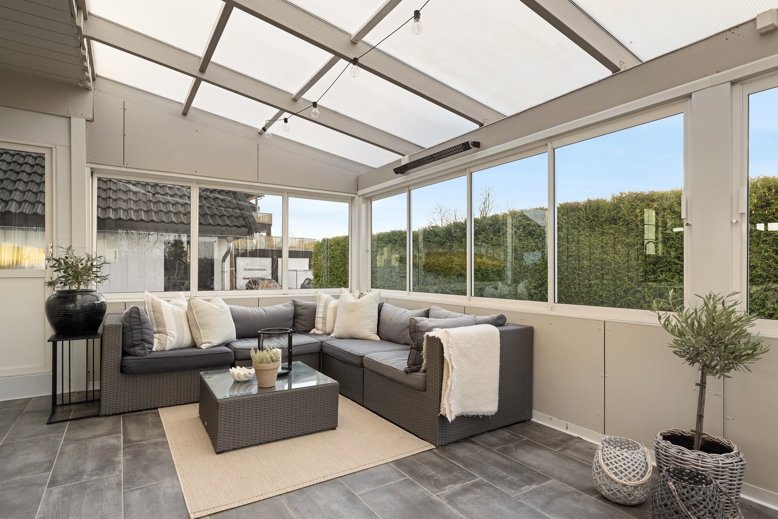 Hagestuen fungerer som en naturlig forlengelse av oppholdsrommet og gir ekstra bruksareal store deler av året. Galleribilde