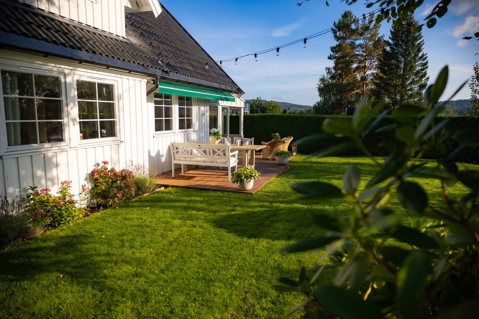 Fasaden fremstår velholdt med klassisk uttrykk og gjennomførte detaljer. Galleribilde