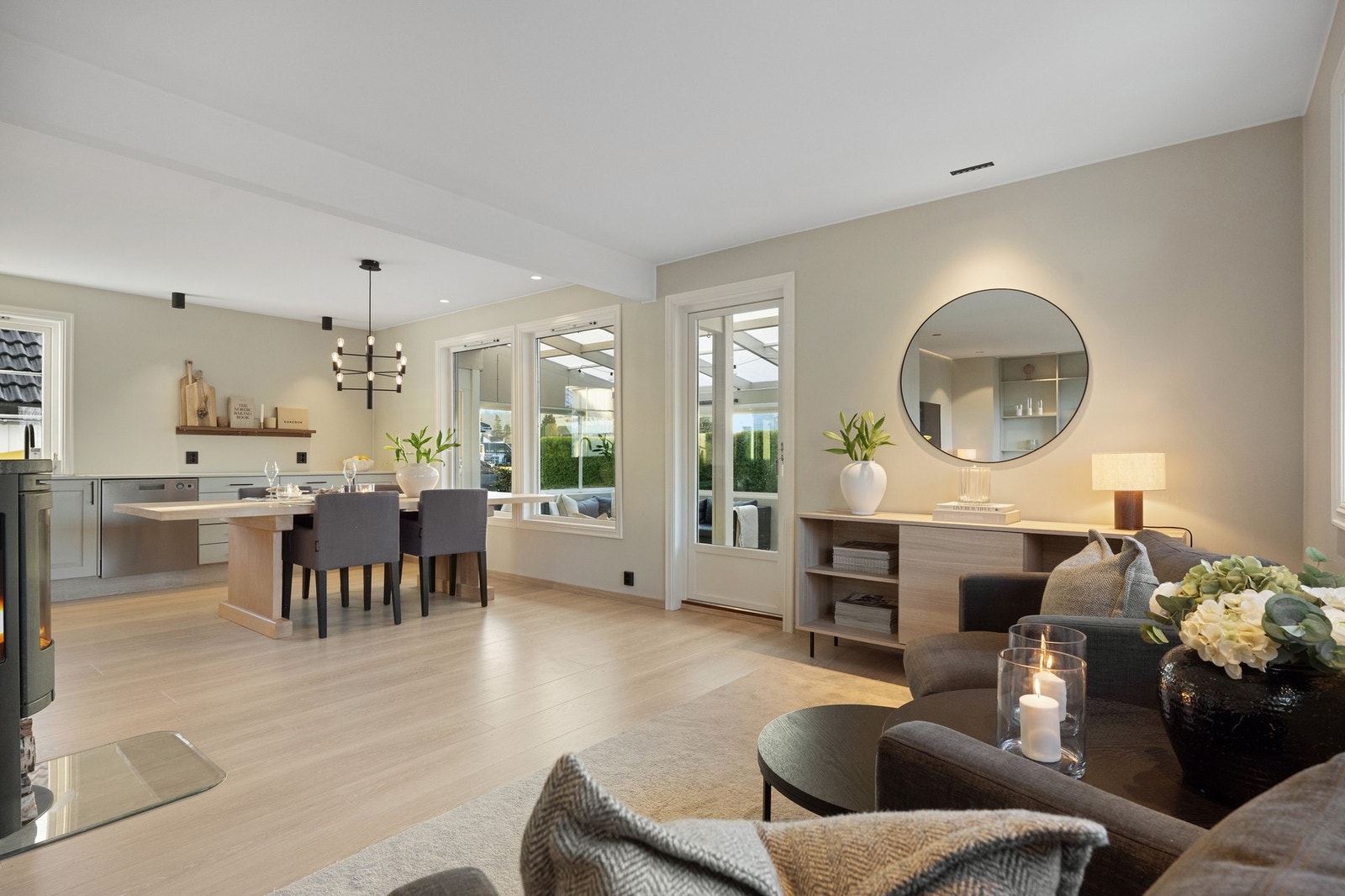 Stuen fremstår som et innbydende samlingspunkt med god plass til både sofagrupper og sosiale soner. Galleribilde