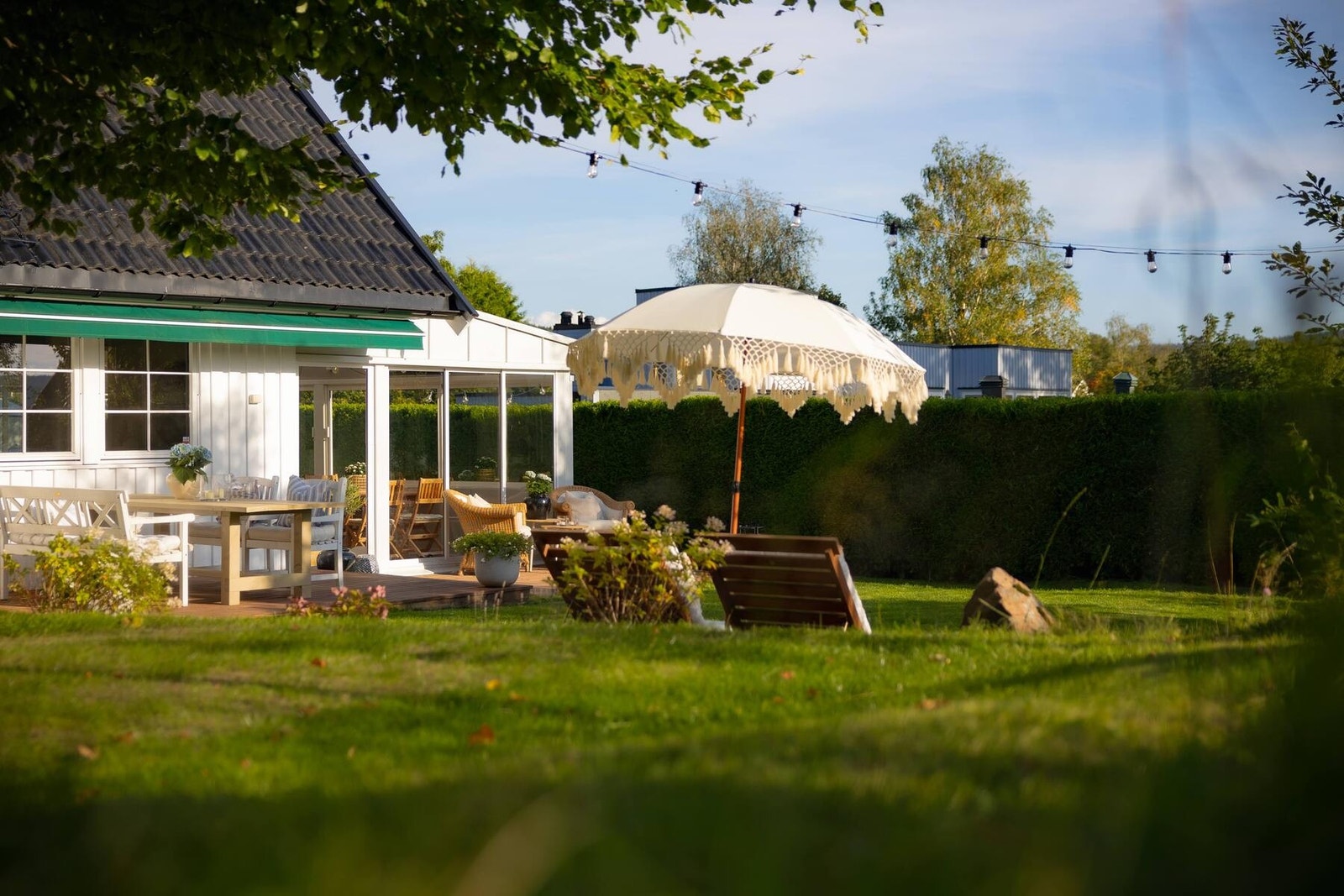 Flere naturlige soner i hagen - perfekt for både lek, avslapning og sosiale sammenkomster. Galleribilde