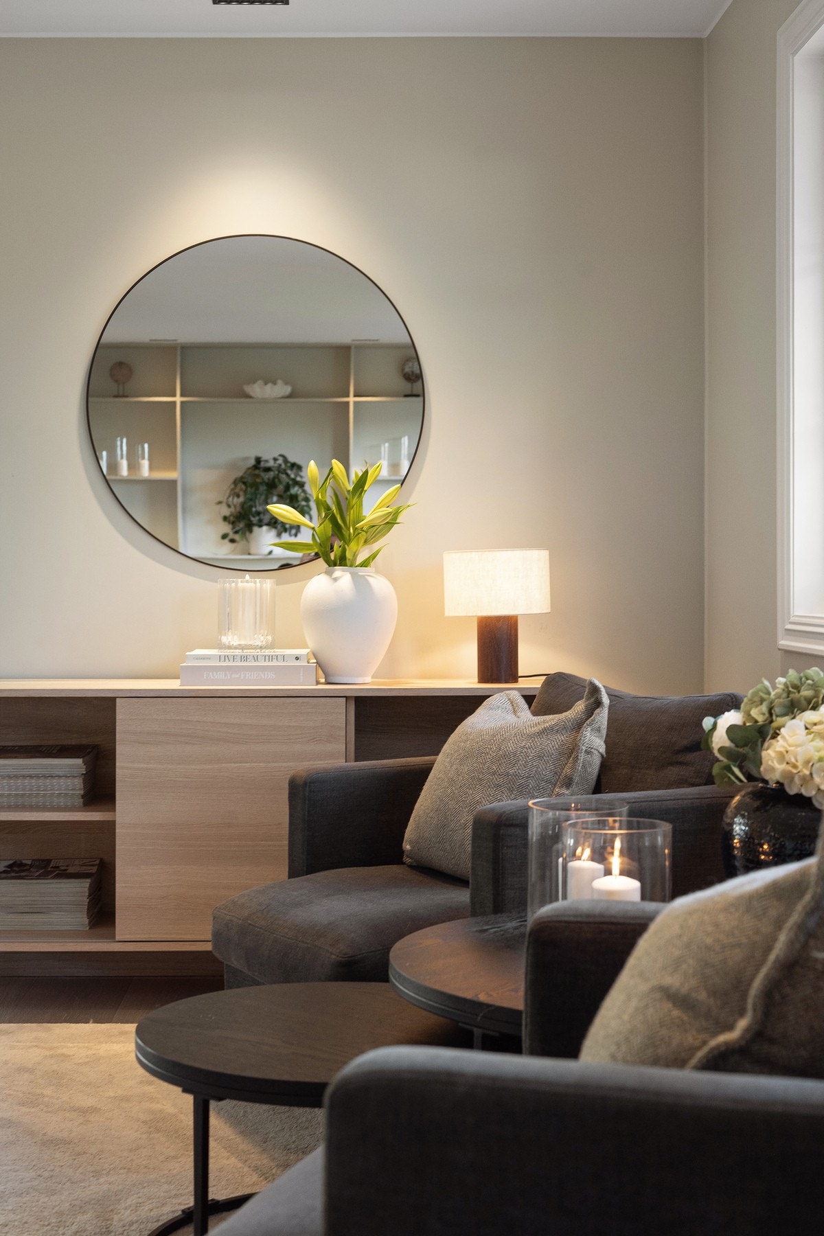 Materialvalg og fargetoner er nøye avstemt for å skape en tidløs og eksklusiv atmosfære. Galleribilde