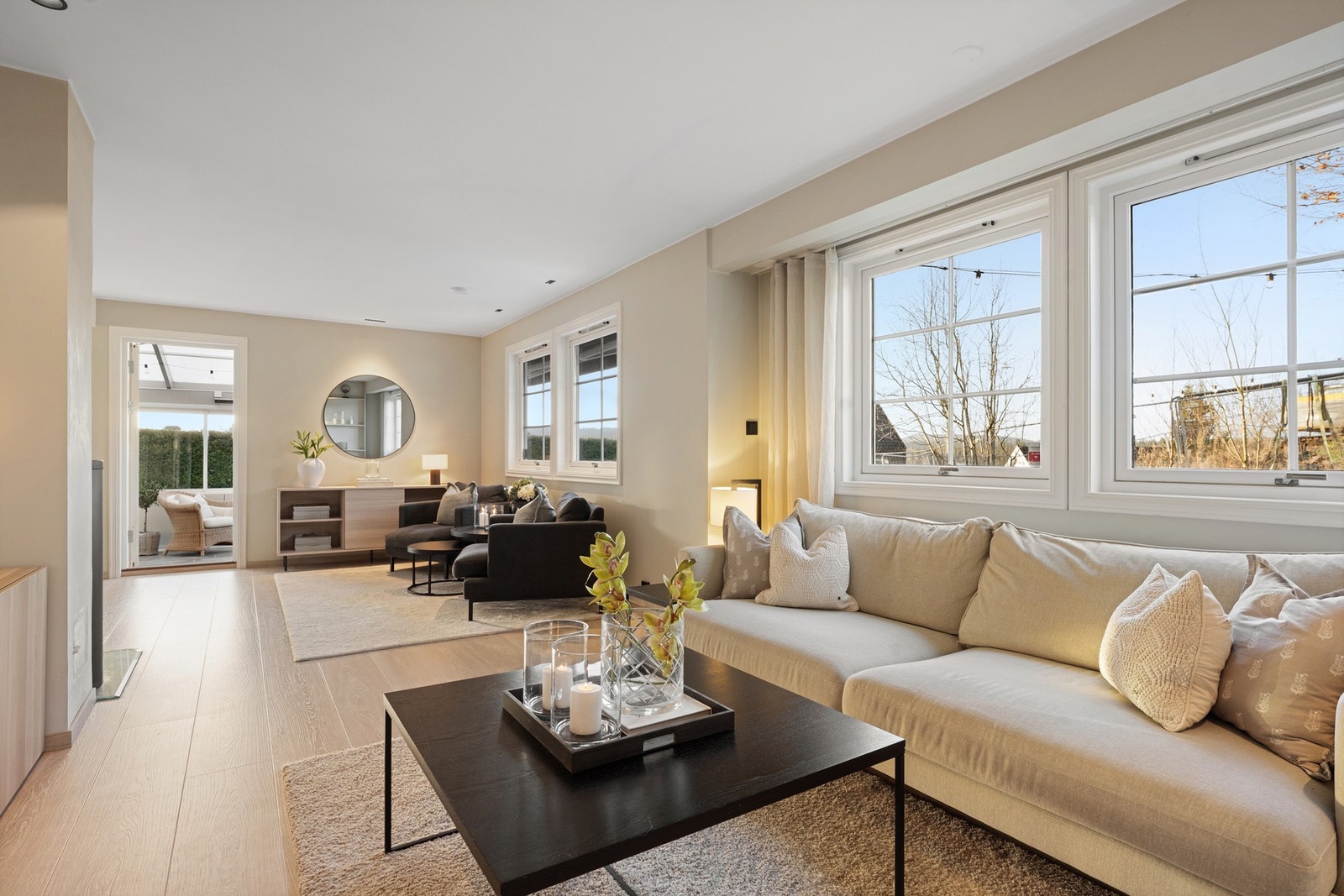 Romslig og elegant stue med gjennomgående gode lysforhold og en lun, harmonisk fargepalett. Galleribilde