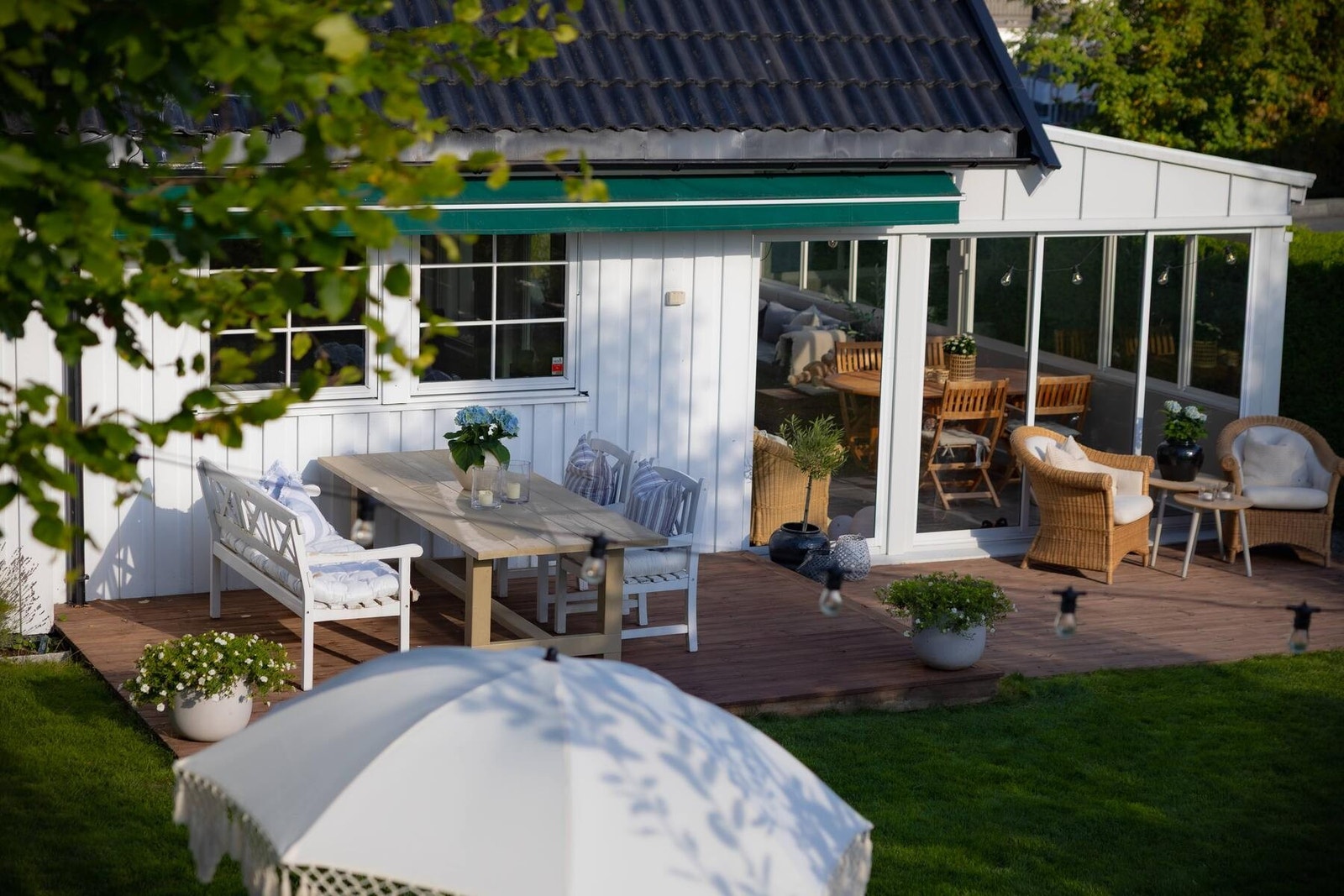 Solrik terrasse med god plass til både spisebord og loungemøbler. Galleribilde