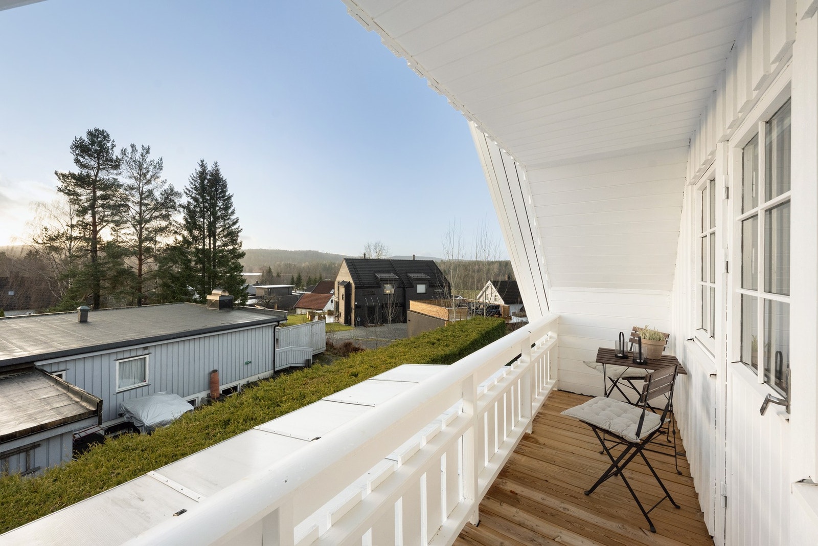 Privat balkong med utsyn over nærområdet - en rolig forlengelse av soverommet. Galleribilde