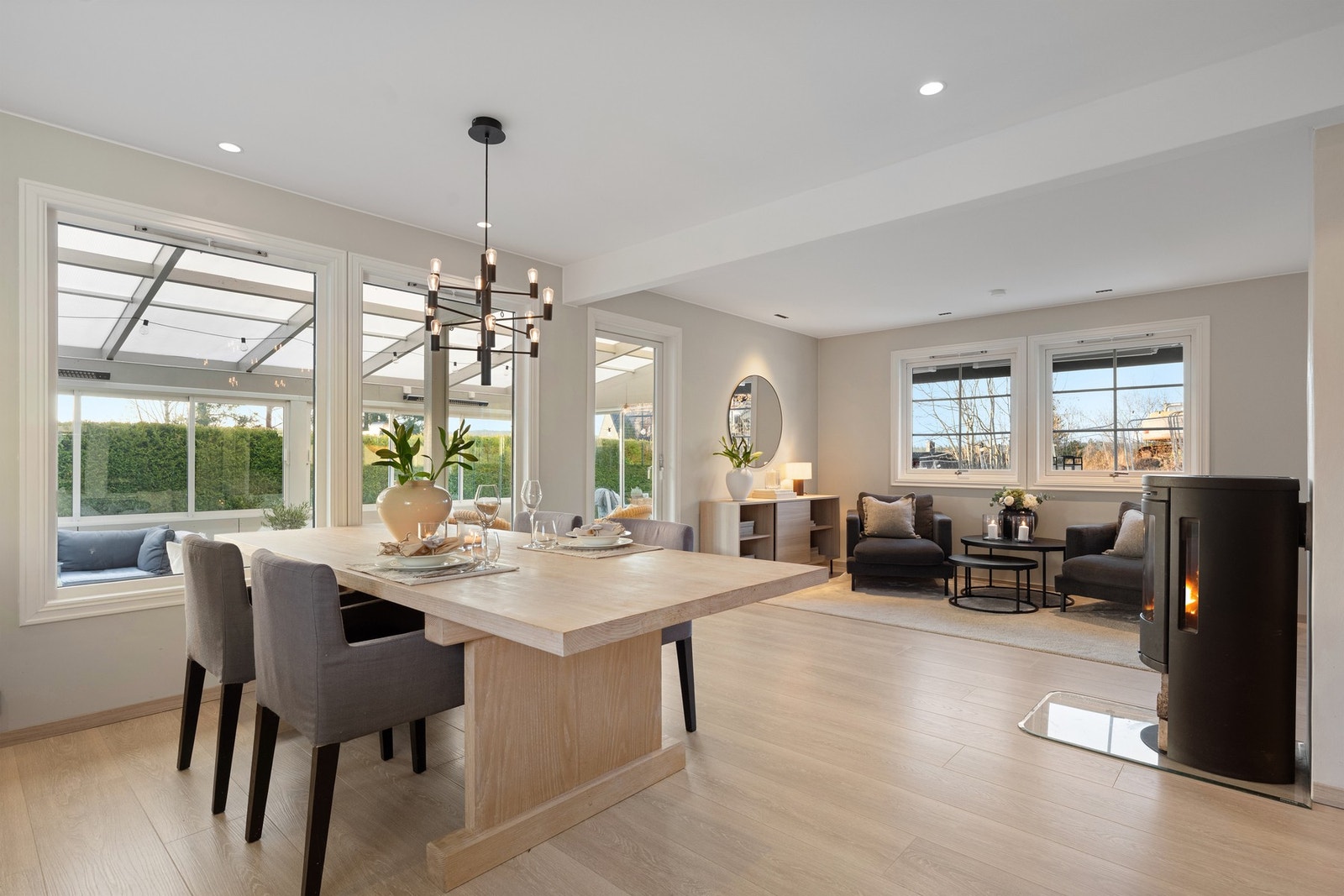 Vindusrekken gir et jevnt og behagelig lysinnslipp gjennom hele rommet. Galleribilde