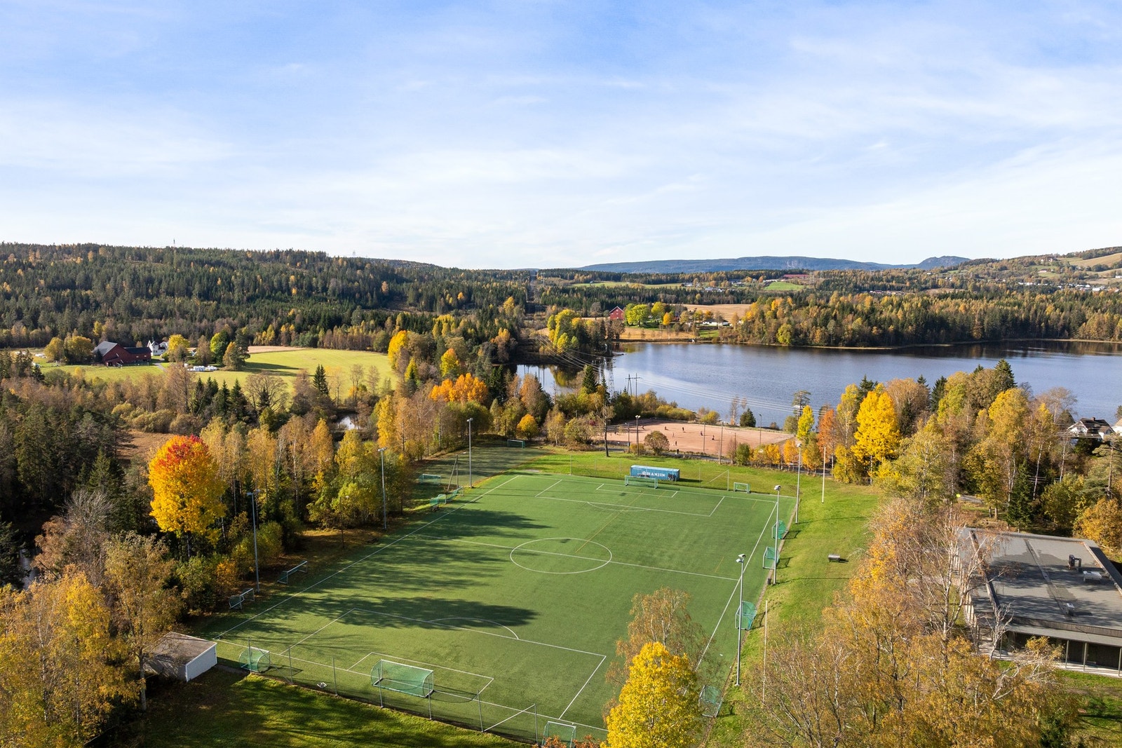 Engelsrud kombinerer landlig ro med nærhet til Asker sentrum, Liertoppen og andre servicetilbud. Nytt flerbrukshus på DIF i 2025. Galleribilde