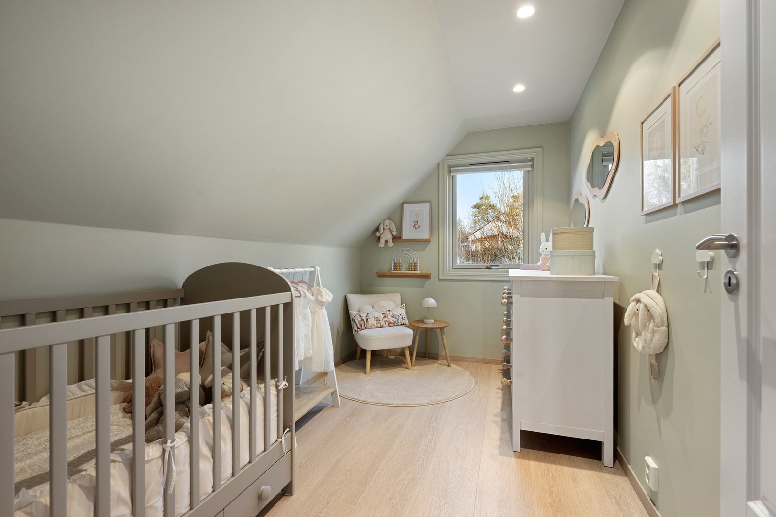 Lyst og innbydende soverom med en lun og harmonisk fargepalett. Galleribilde