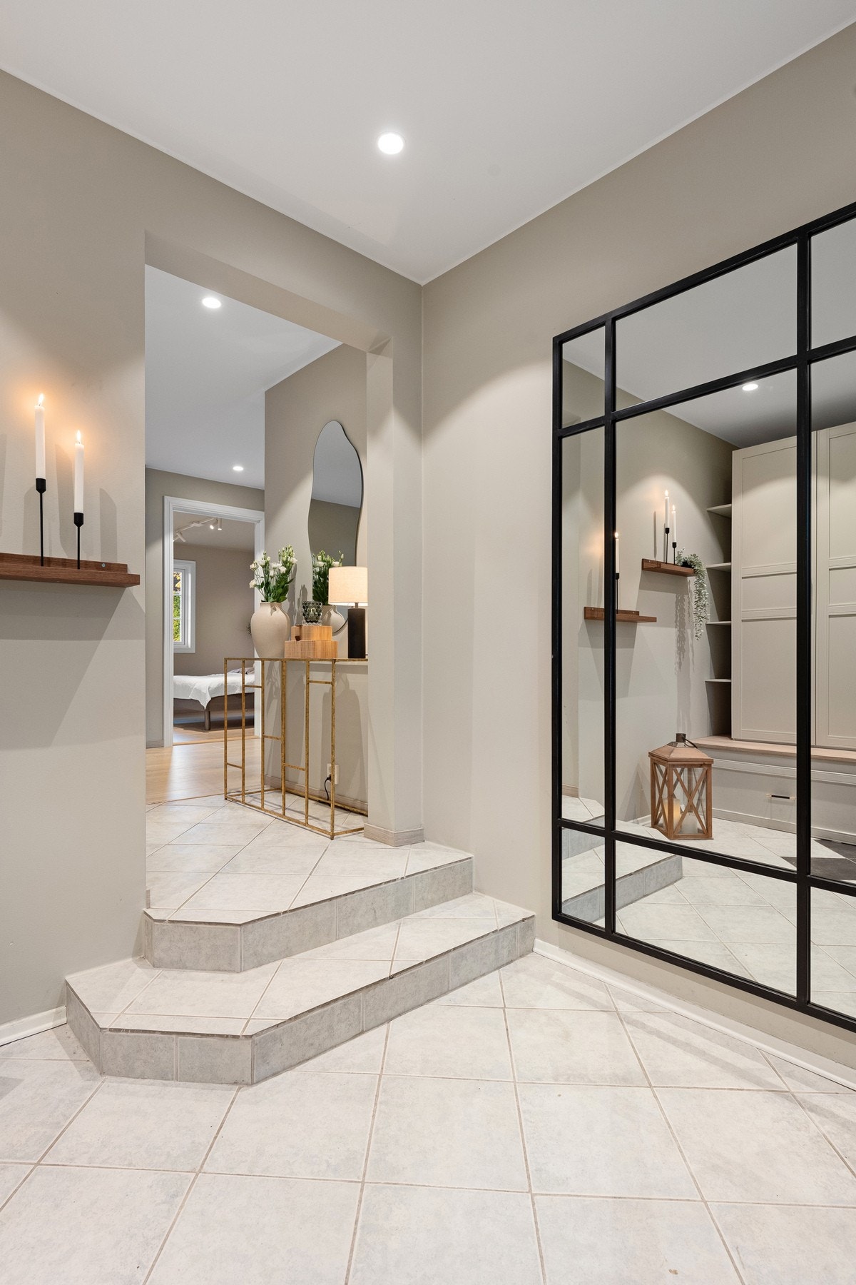 Entreen har en harmonisk fargepalett og gjennomtenkt lyssetting. Galleribilde