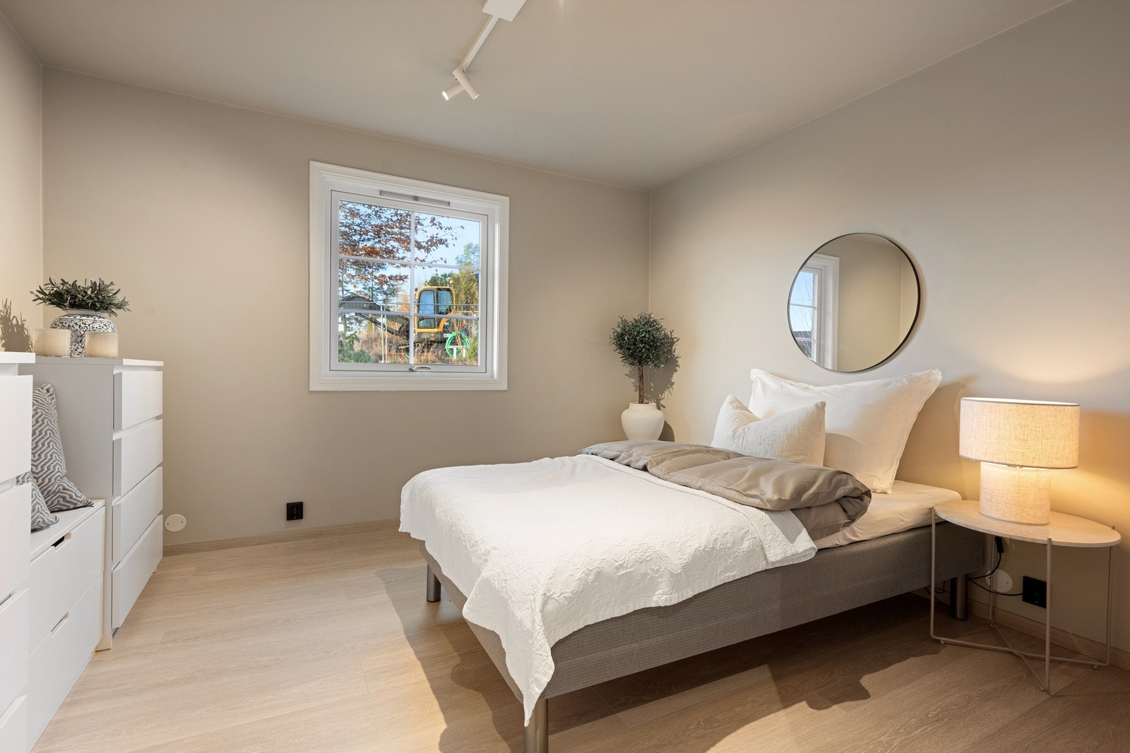 En av soverommene finner man her i boligens første etasje. Galleribilde