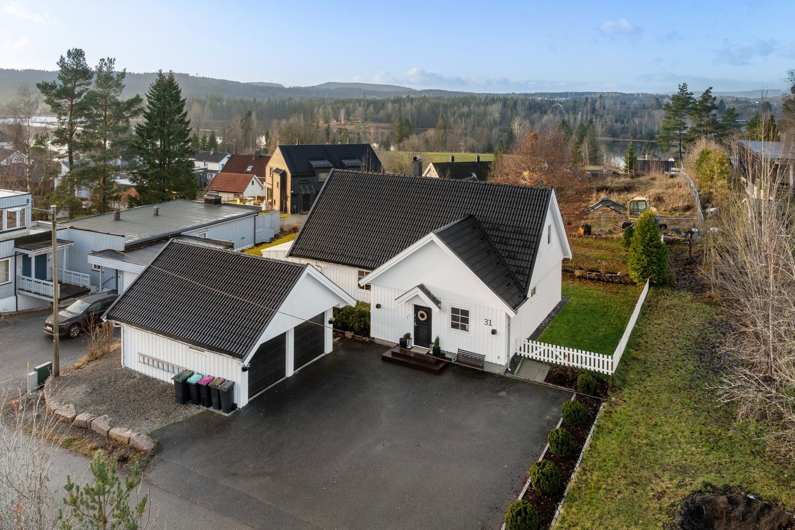 Eneboligen har dobbel garasje, samt flere biloppstillingsplasser på egen tomt. Galleribilde