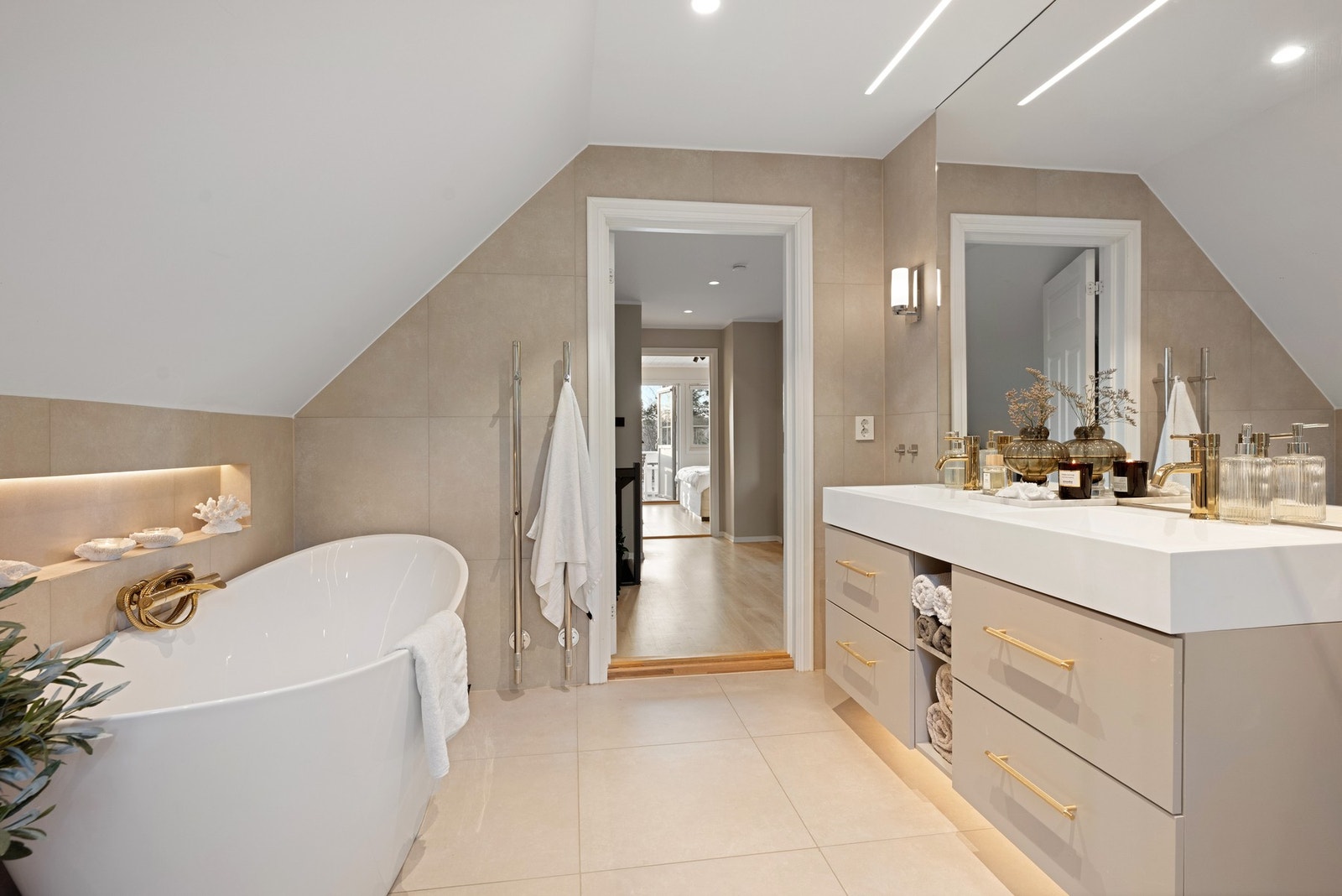 Samlet sett fremstår boligen som godt vedlikeholdt, med en kombinasjon av solide materialvalg, moderne oppgraderinger og en planløsning som gir høy trivsel i hverdagen. Galleribilde