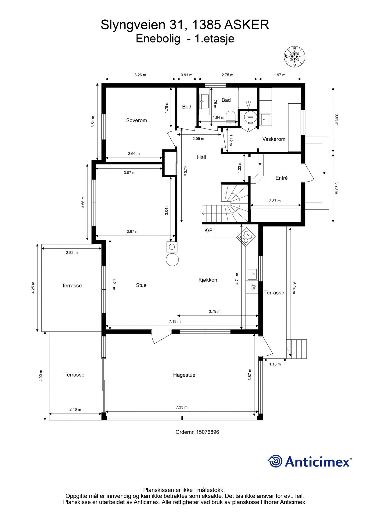 1. etasje byr på entré, hall, bad, vaskerom, bod, soverom og stue med åpen kjøkkenløsning. I tillegg følger hagestue og terrasse. Galleribilde