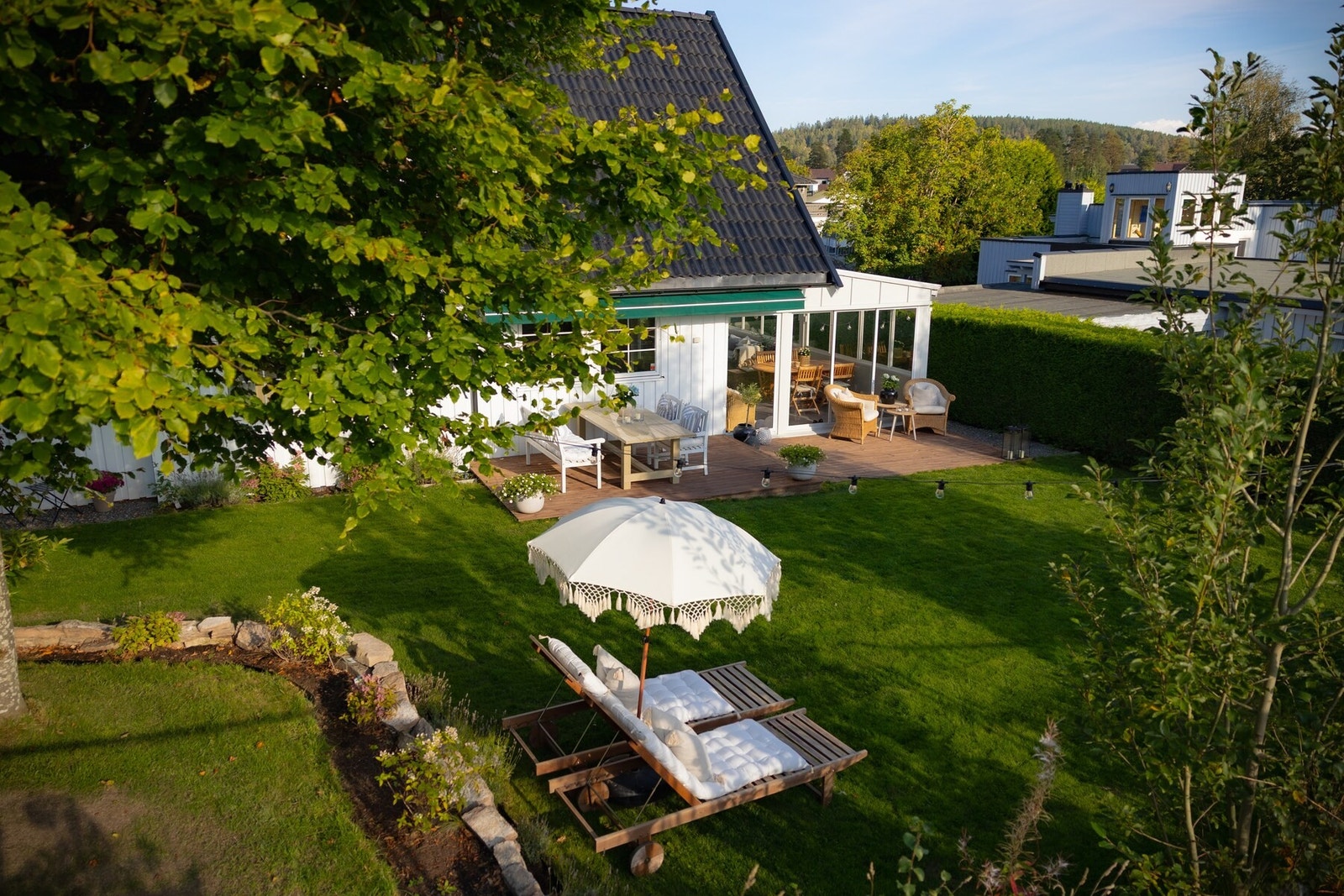 Skjermet uteområde som gir en privat og rolig ramme rundt boligen. Galleribilde