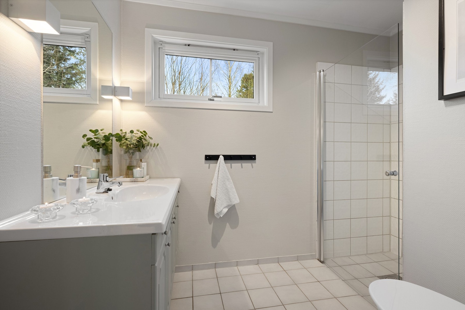 Boligen har totalt flere bad/våtrom, noe som gir høy bokomfort for både familie og gjester. Galleribilde