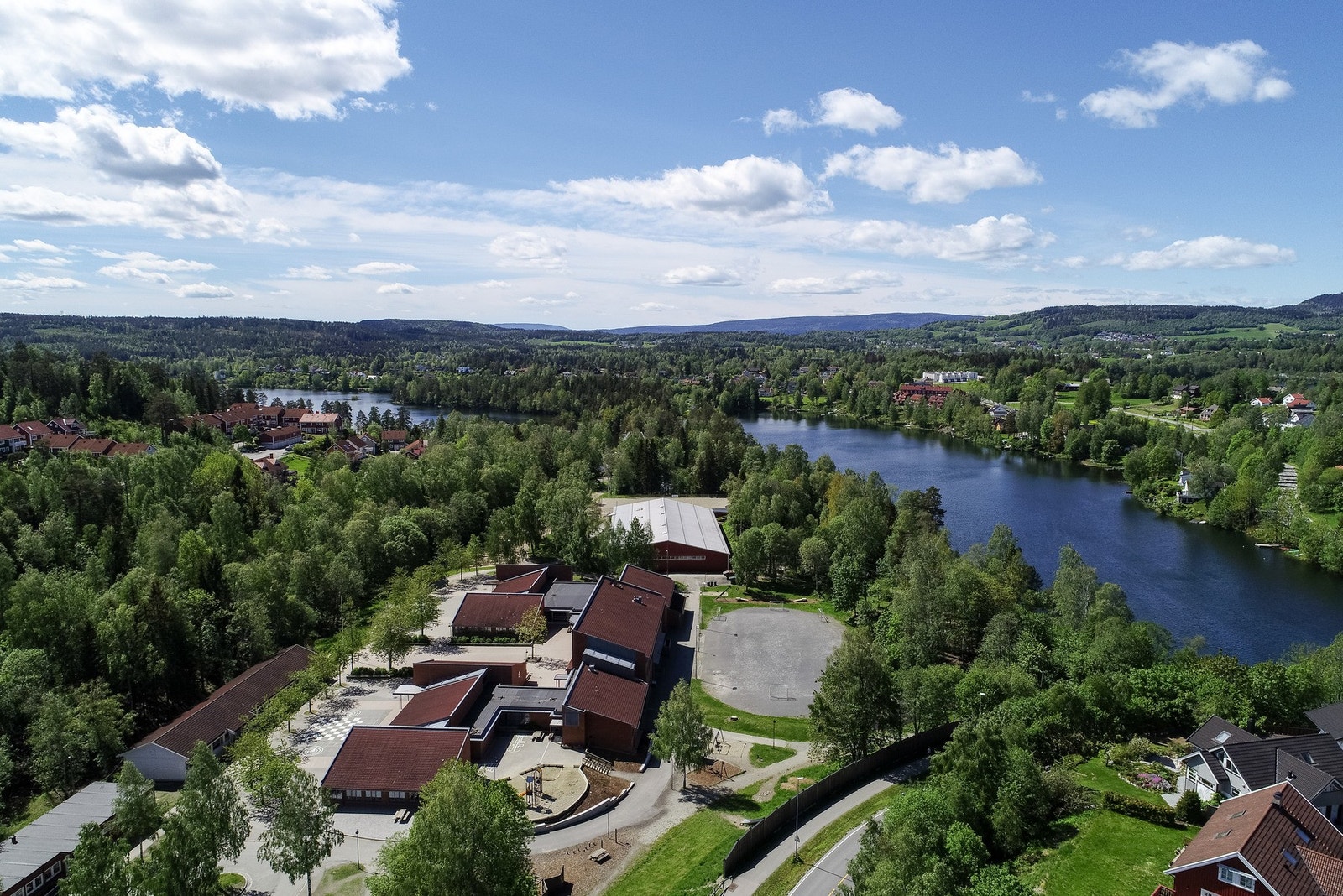 Området sogner til Vardåsen barneskole, hit får barna kort og trygg skolevei. Galleribilde