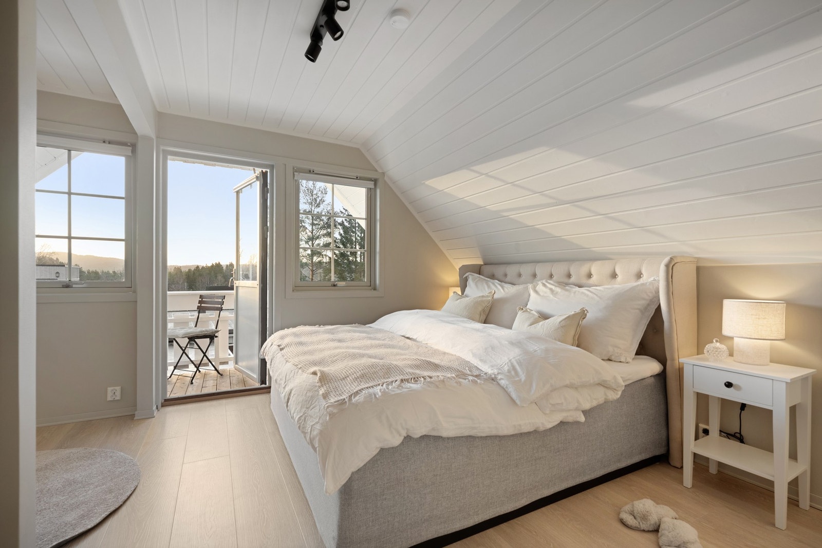 Direkte utgang til balkong gir en ekstra kvalitet og mulighet for morgenkaffe i solen. Galleribilde