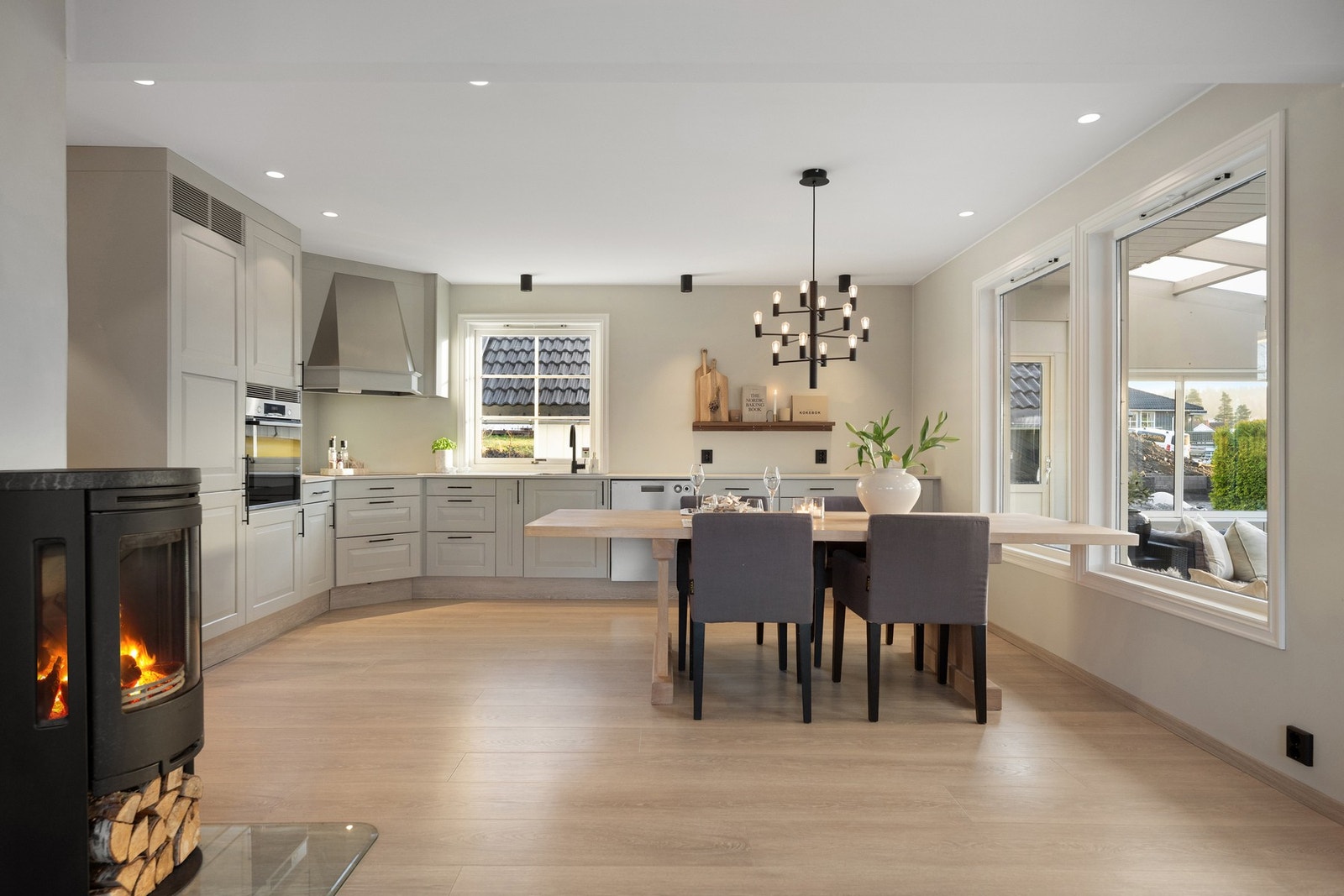 Åpen og gjennomført spisestue i direkte tilknytning til kjøkkenet, med god plass til stort spisebord. Galleribilde