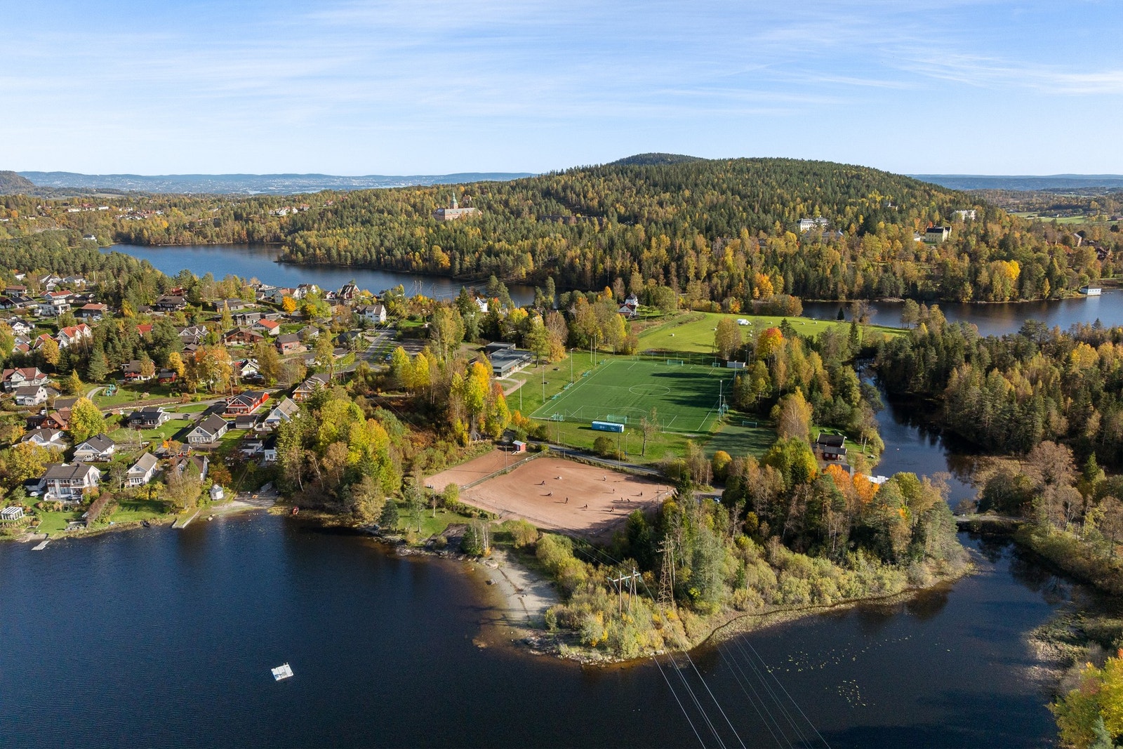 Kort vei til Ulvenvannet med badeplass, turstier og flotte rekreasjonsområder. Galleribilde