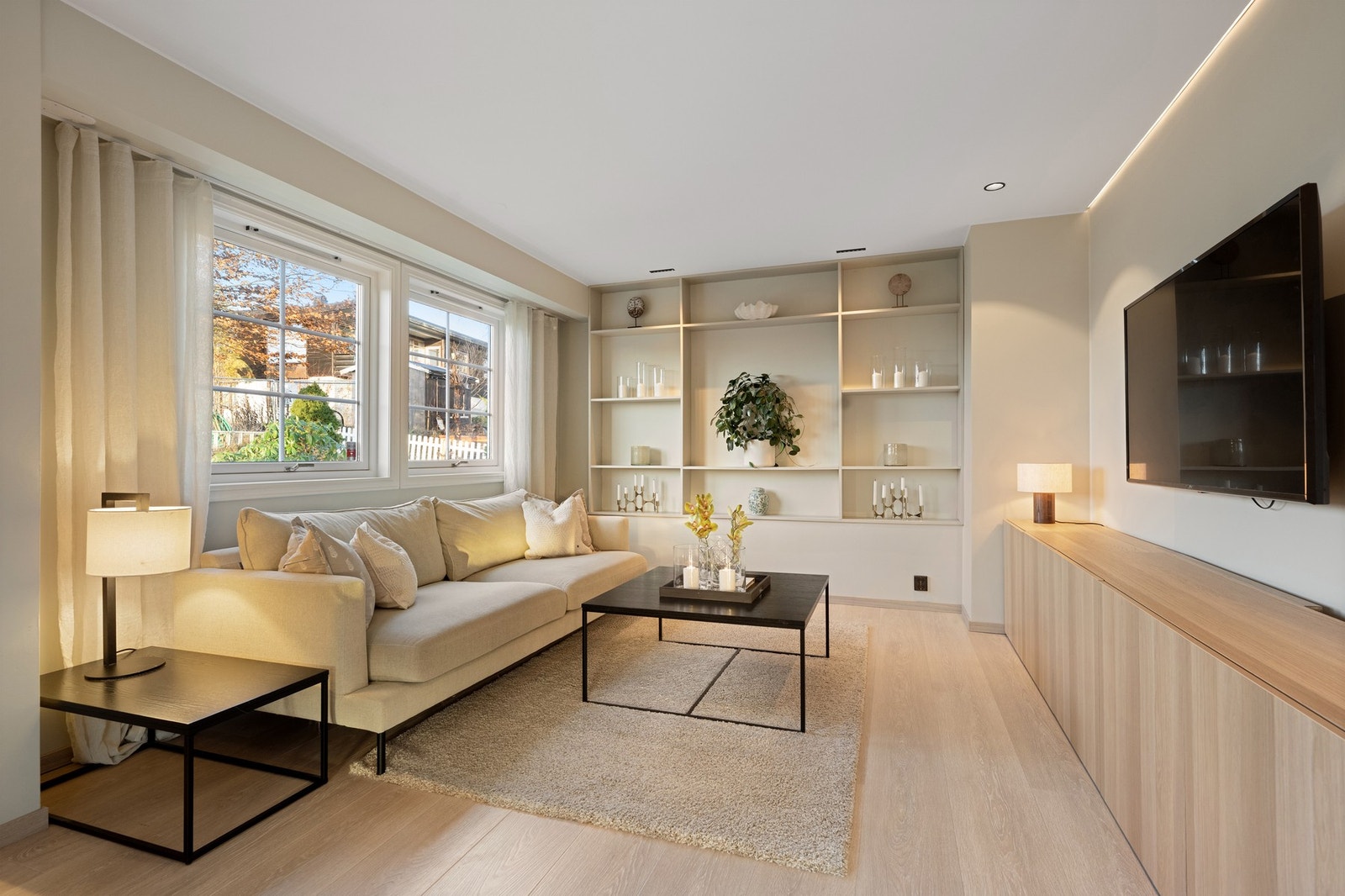 Rommet byr på fleksible møbleringsmuligheter og god plass til flere sittegrupper. Galleribilde