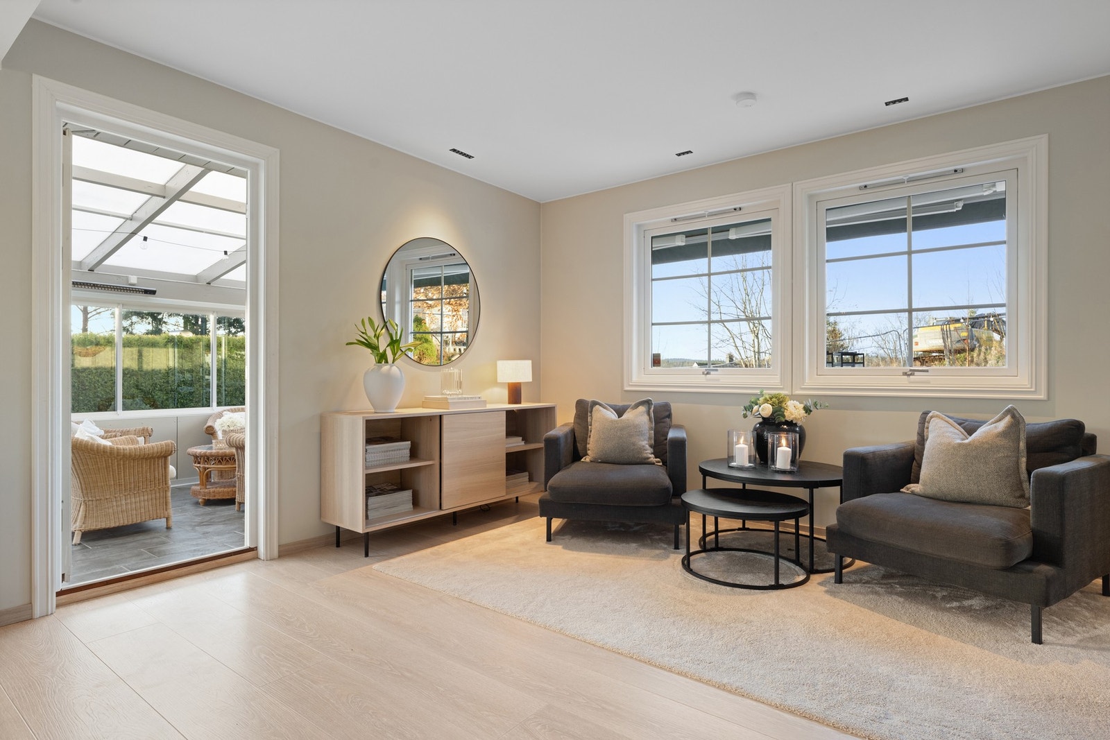 Stuen har direkte adkomst til hagestuen, noe som forlenger oppholdsrommet og gir ekstra bruksverdi store deler av året. Galleribilde