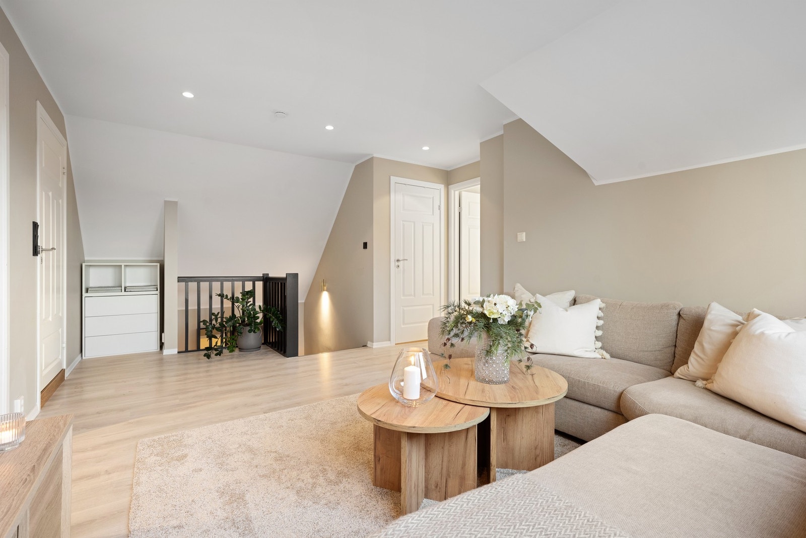 Gjennomgående er det benyttet laminatgulv i boligens oppholdsrom, med fliser i entré, bad og vaskerom - en slitesterk og lettstelt løsning. Galleribilde