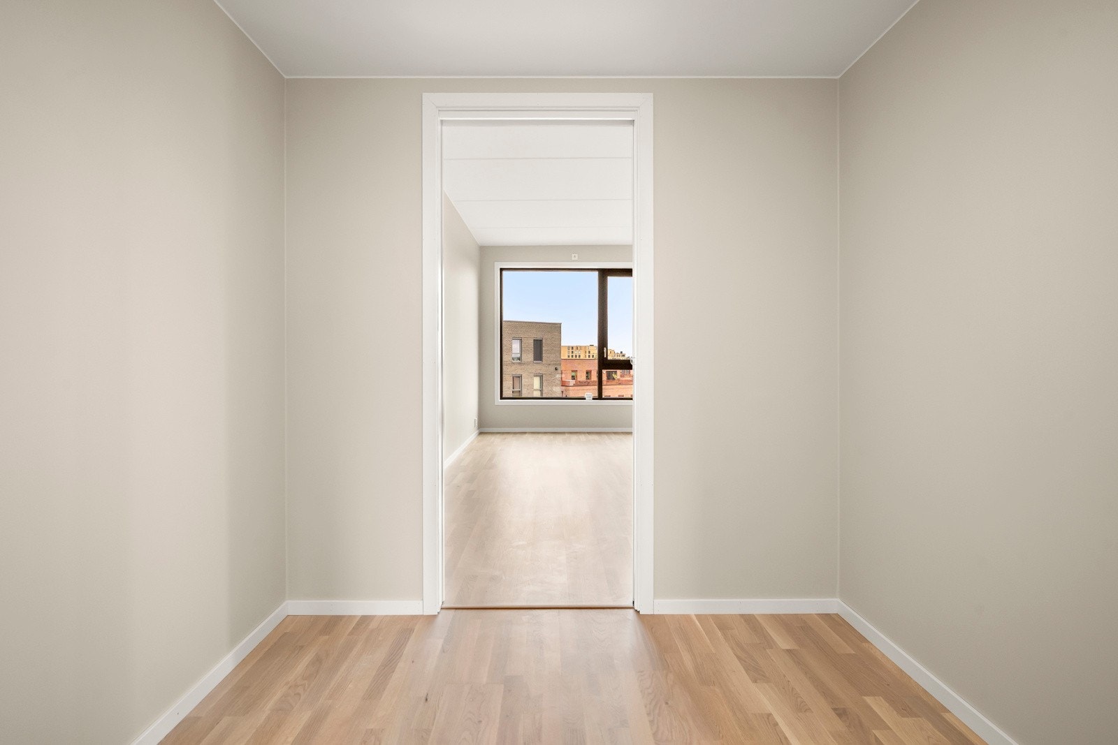 Garderobe med egen utgang til stuen for enkel tilgang. Galleribilde